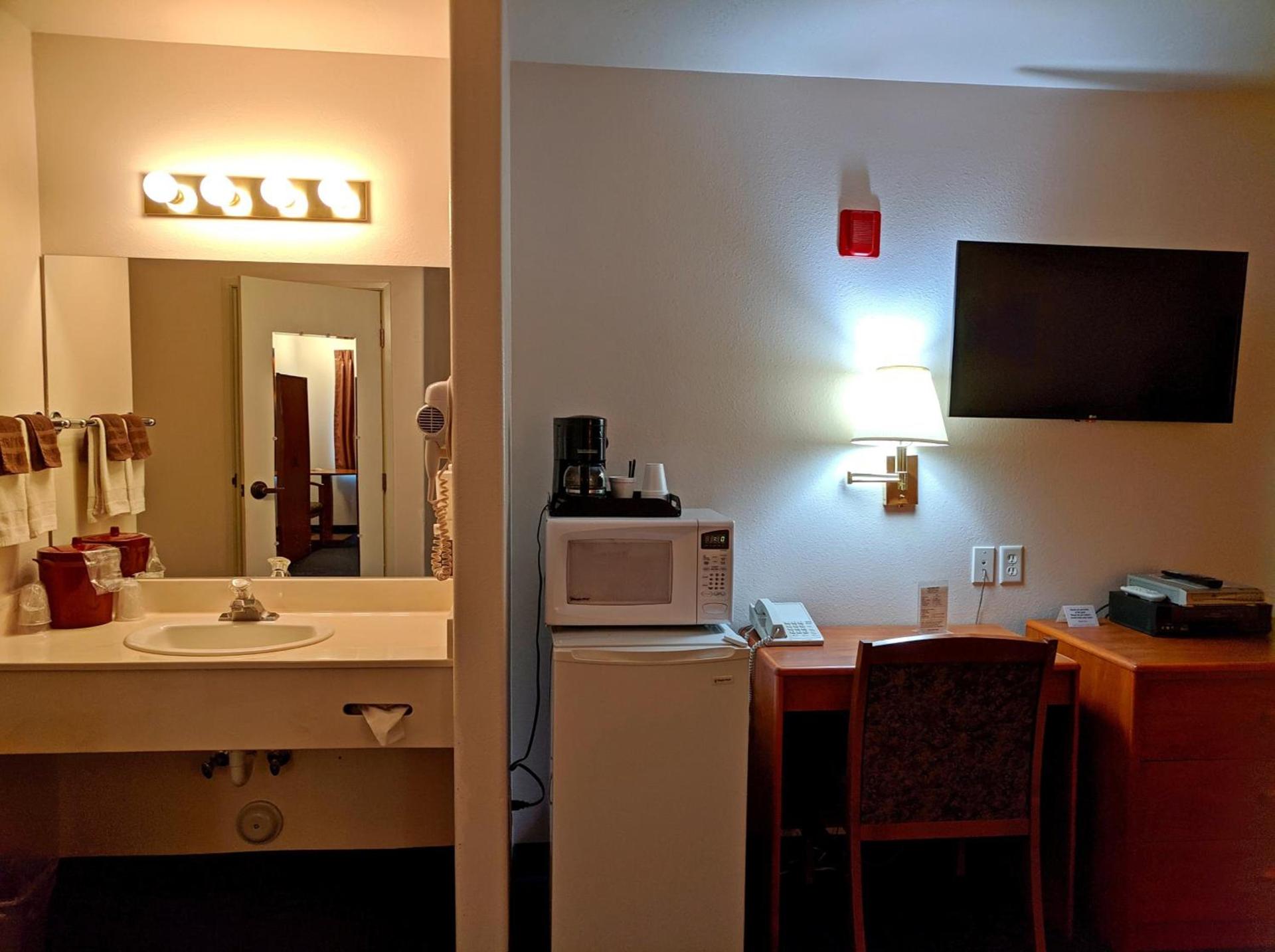 Aquarius Inn photo 18