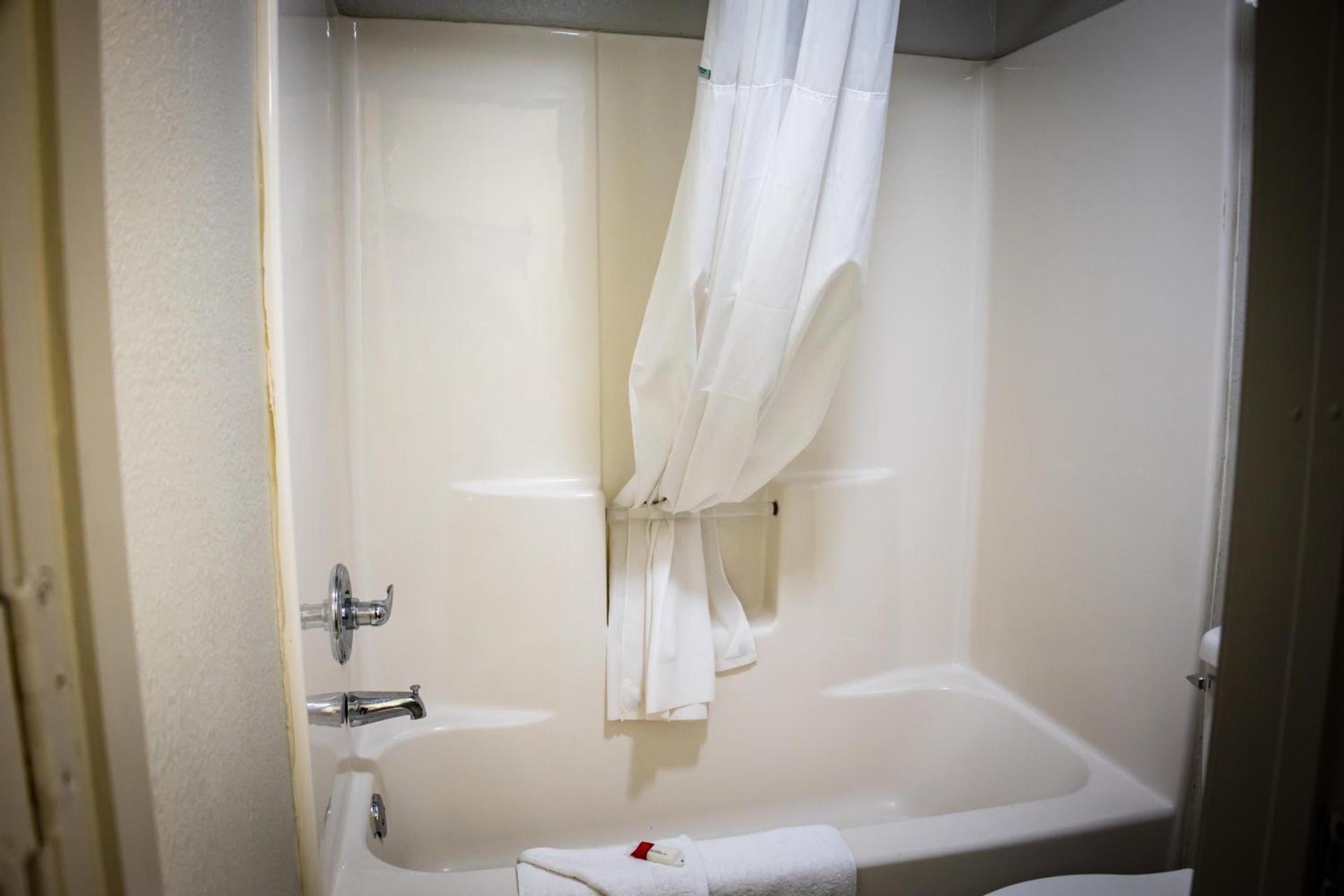 Days Inn by Wyndham Wagoner photo 30