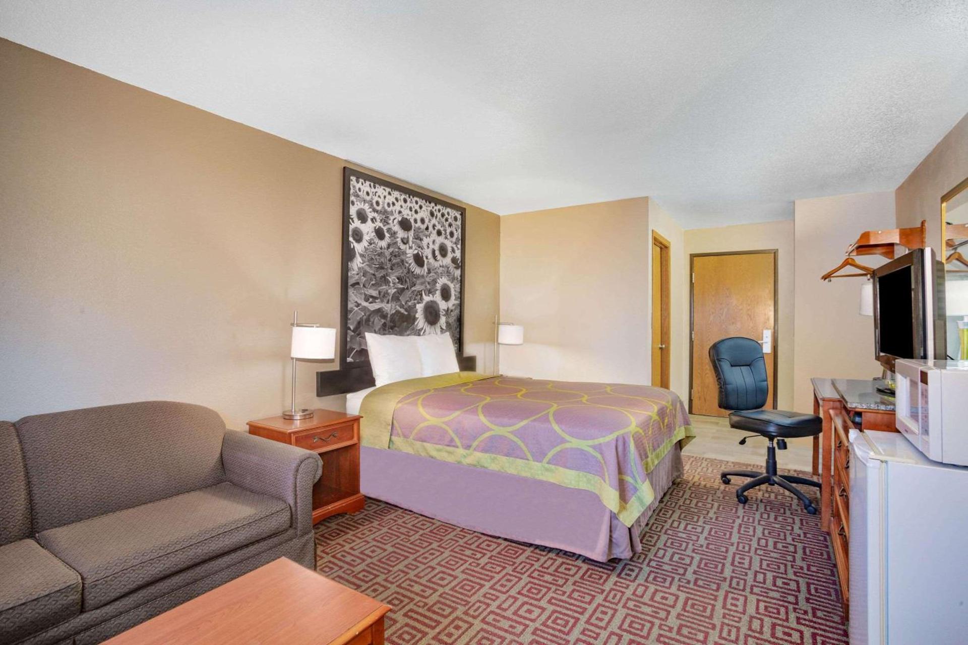 Super 8 by Wyndham Fort Madison photo 10