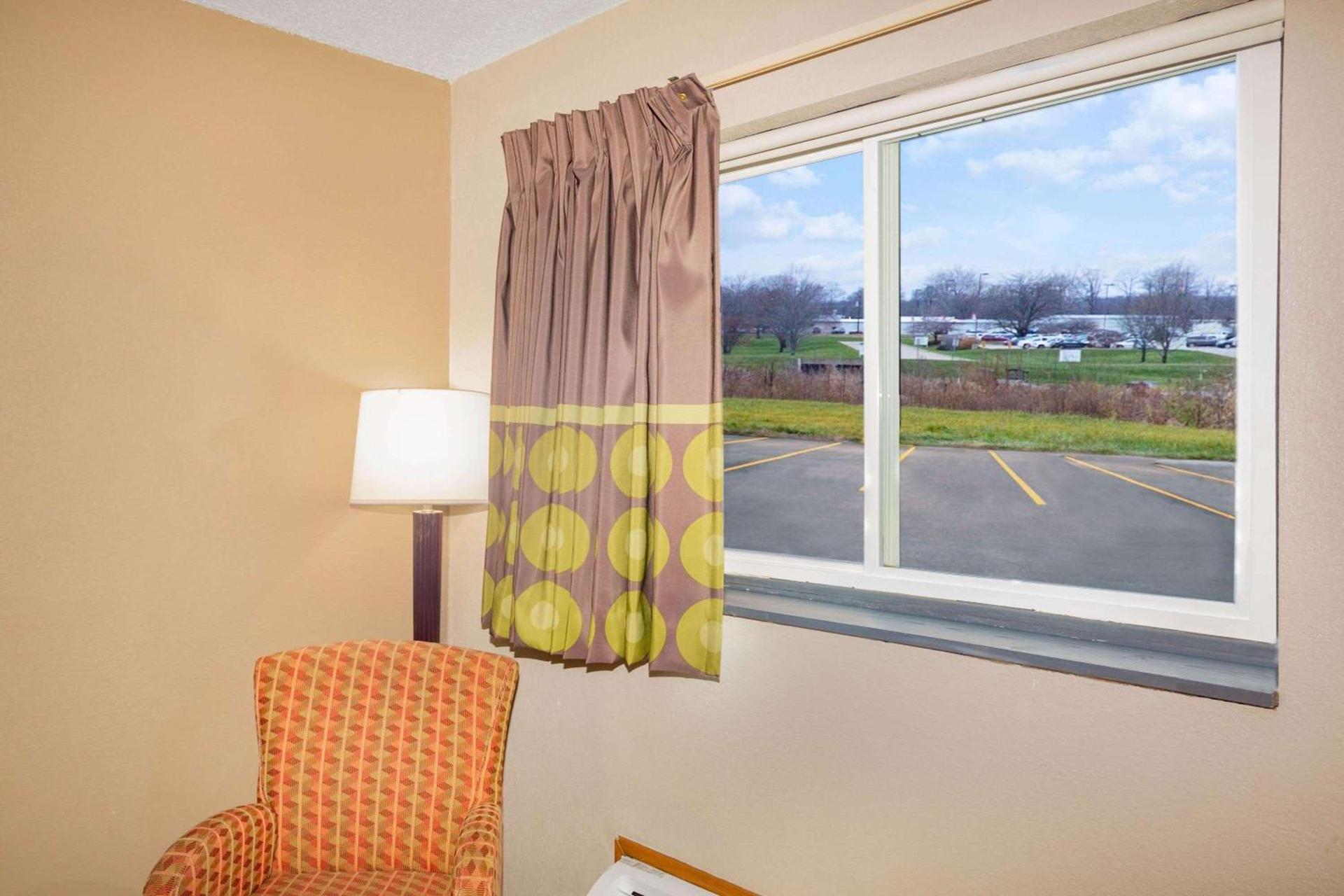 Super 8 by Wyndham Fort Madison photo 7