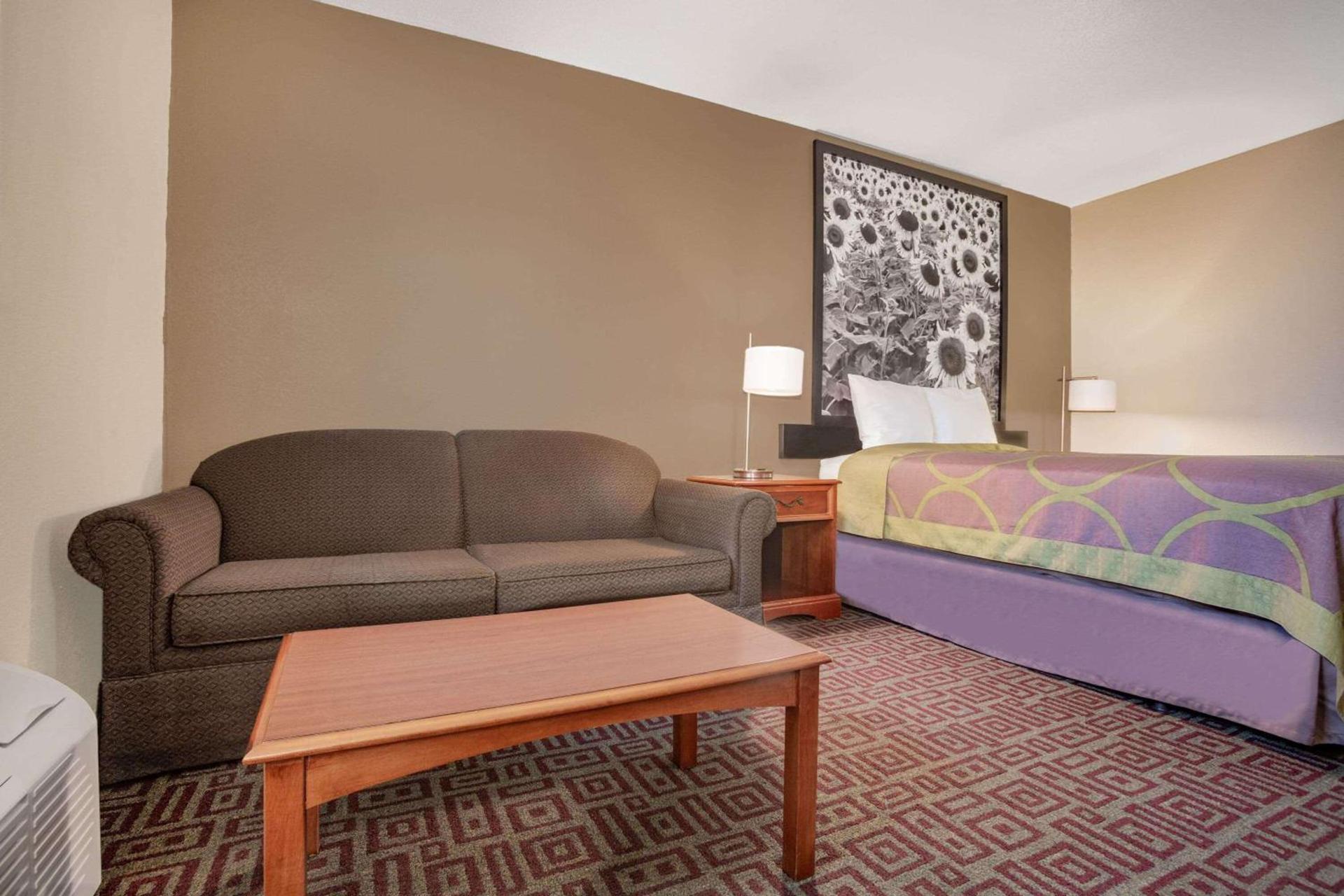 Super 8 by Wyndham Fort Madison photo 11
