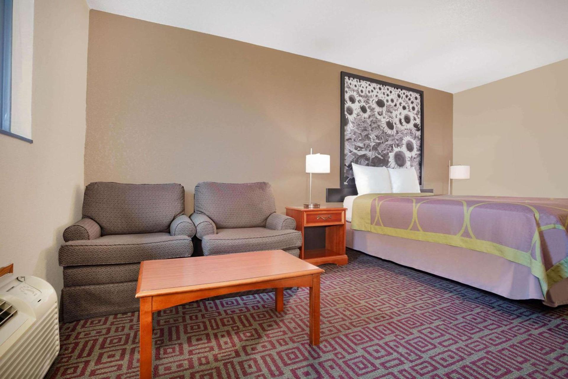 Super 8 by Wyndham Fort Madison photo 13