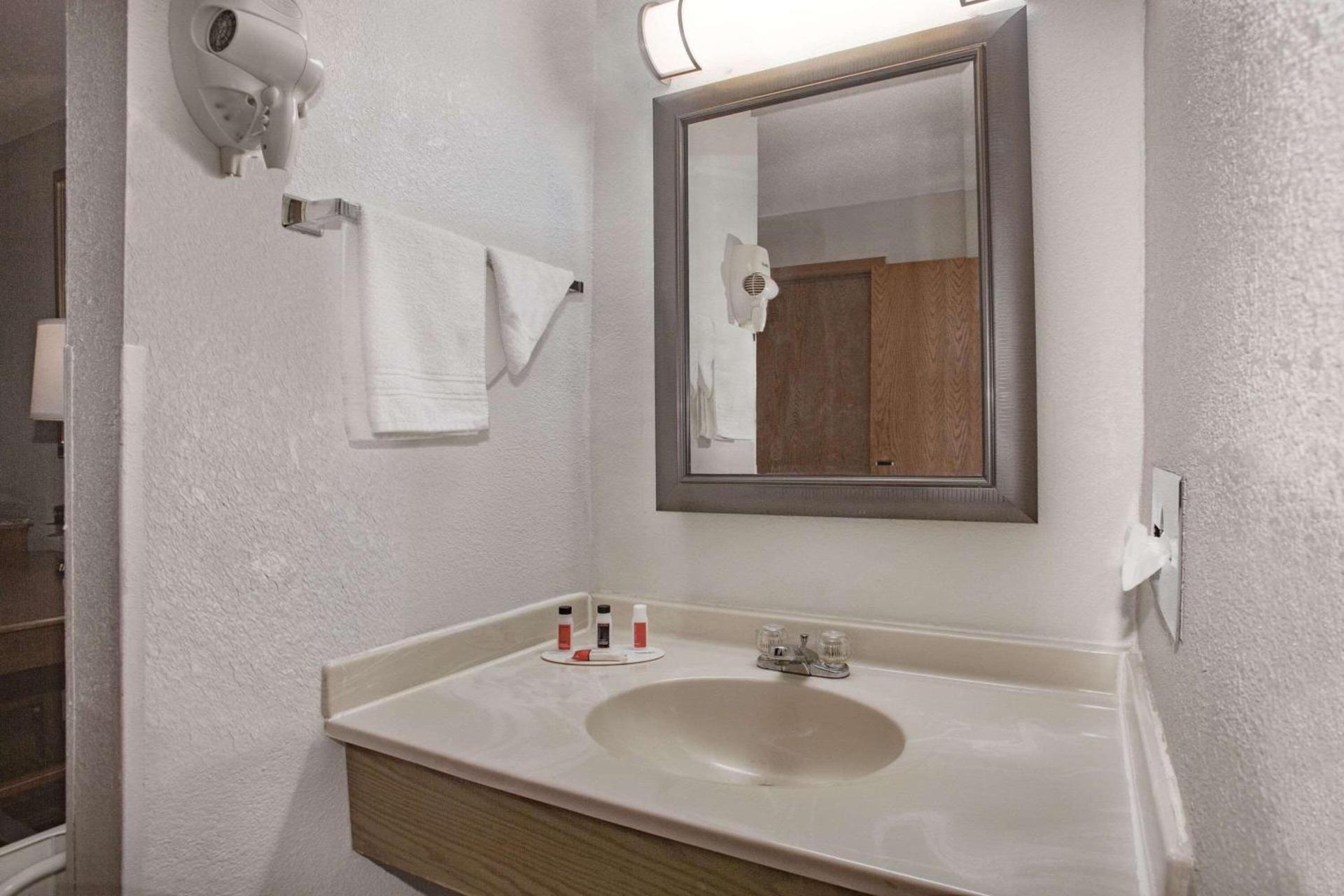 Super 8 by Wyndham Fort Madison photo 18