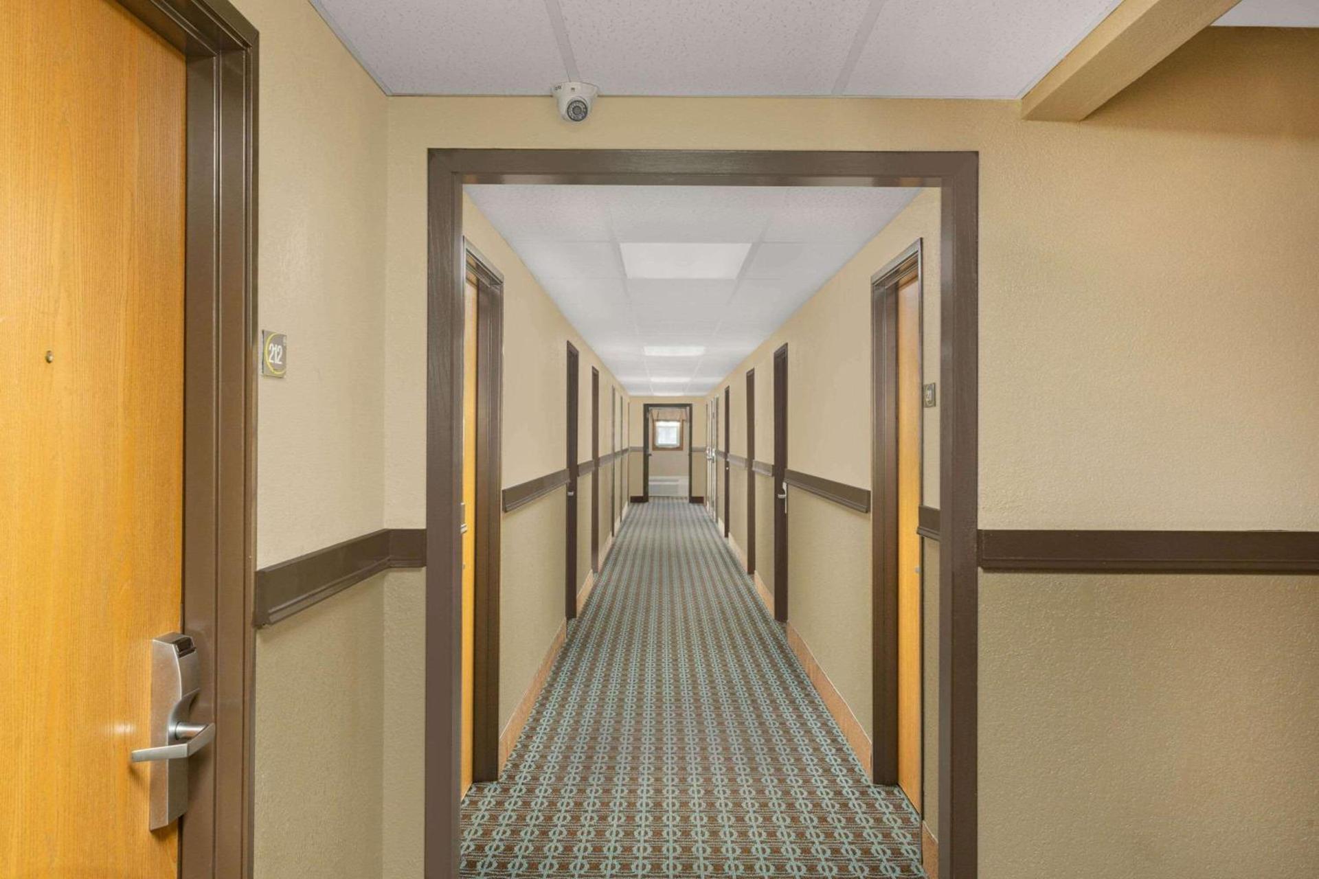 Super 8 by Wyndham Fort Madison photo 21