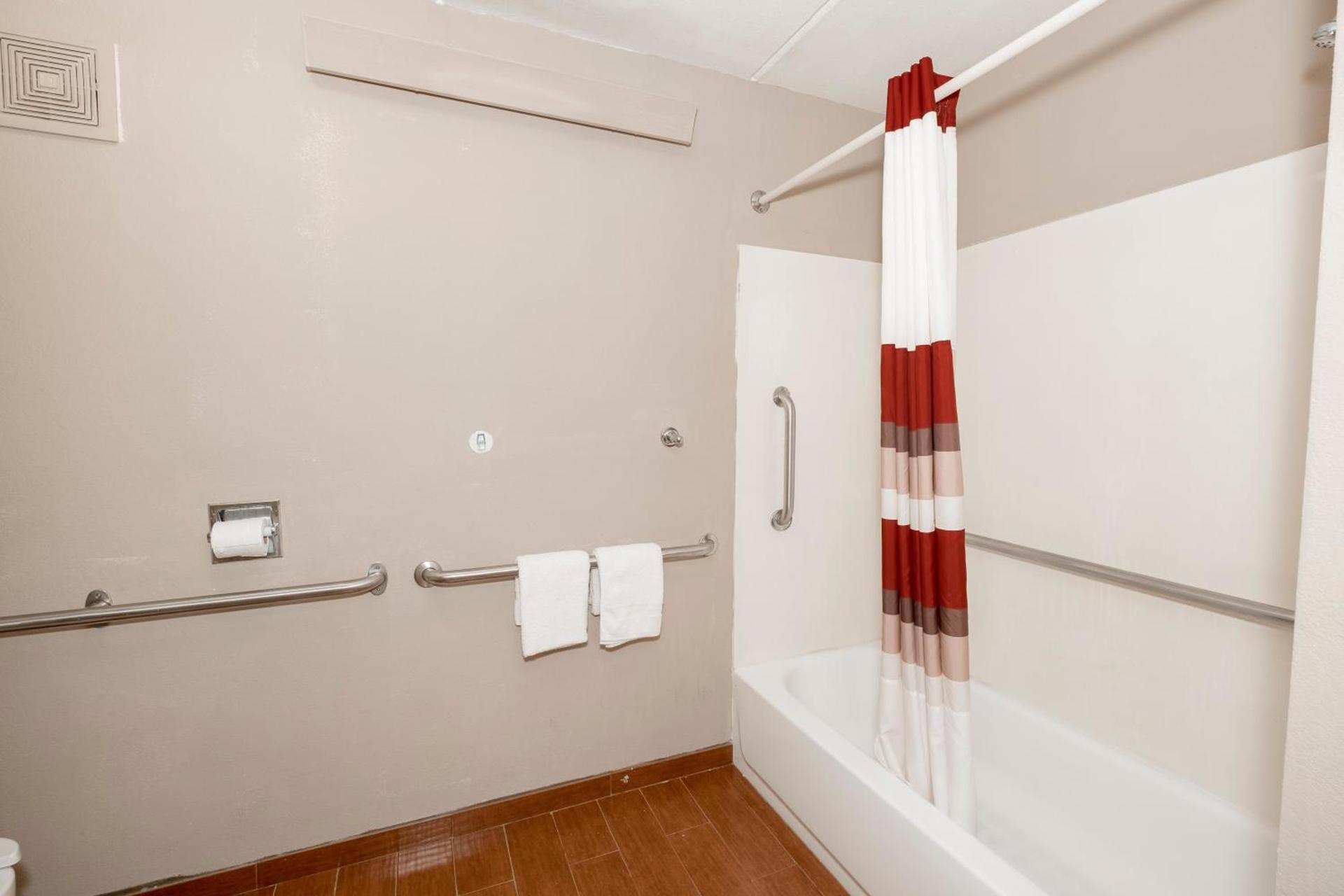 Red Roof Inn Jackson Downtown - Fairgrounds photo 28