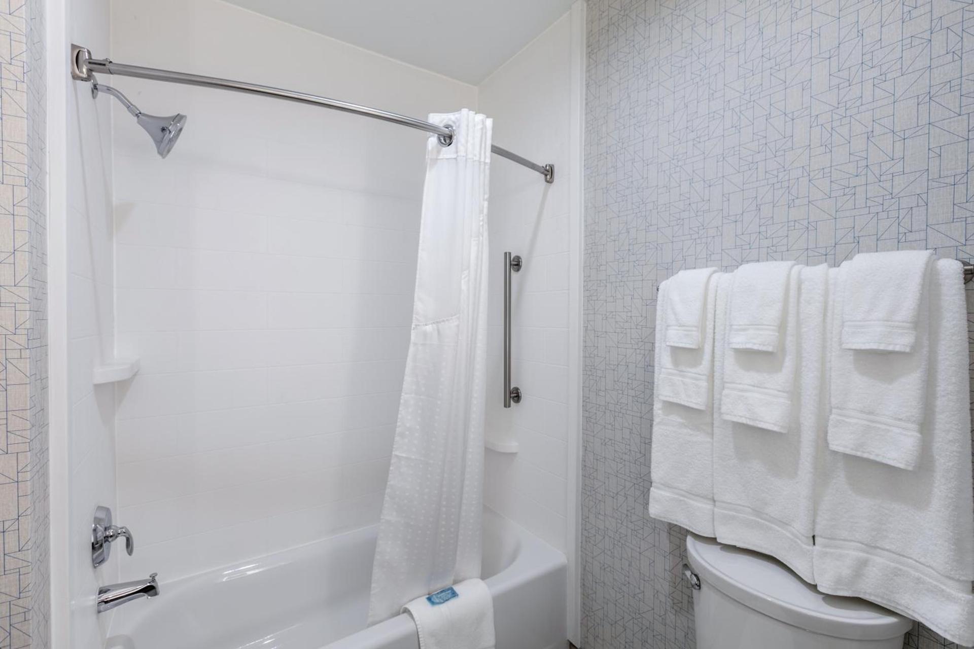 Holiday Inn Express & Suites Jersey City North - Hoboken by IHG photo 2