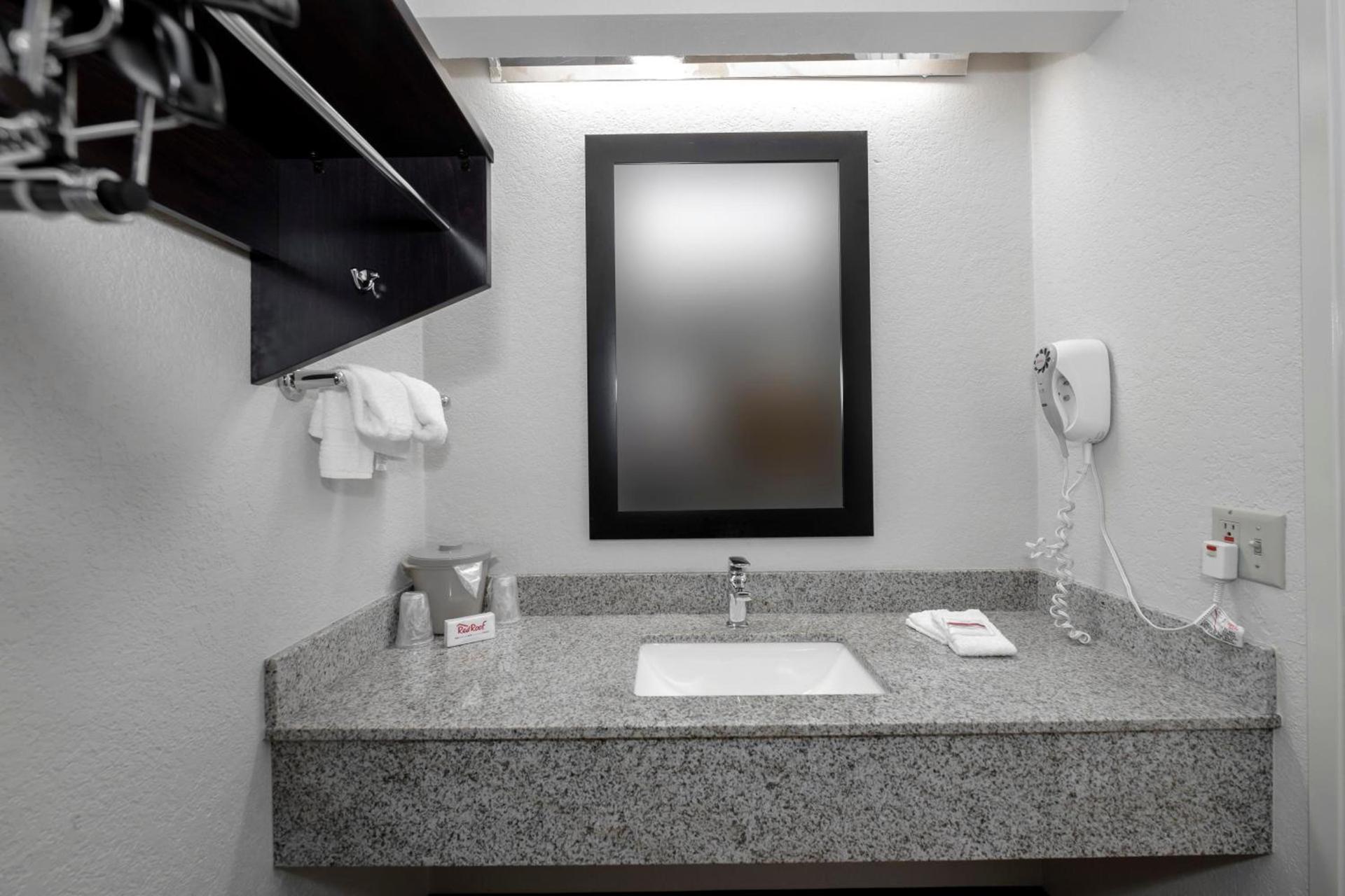 Red Roof Inn Sumter photo 18