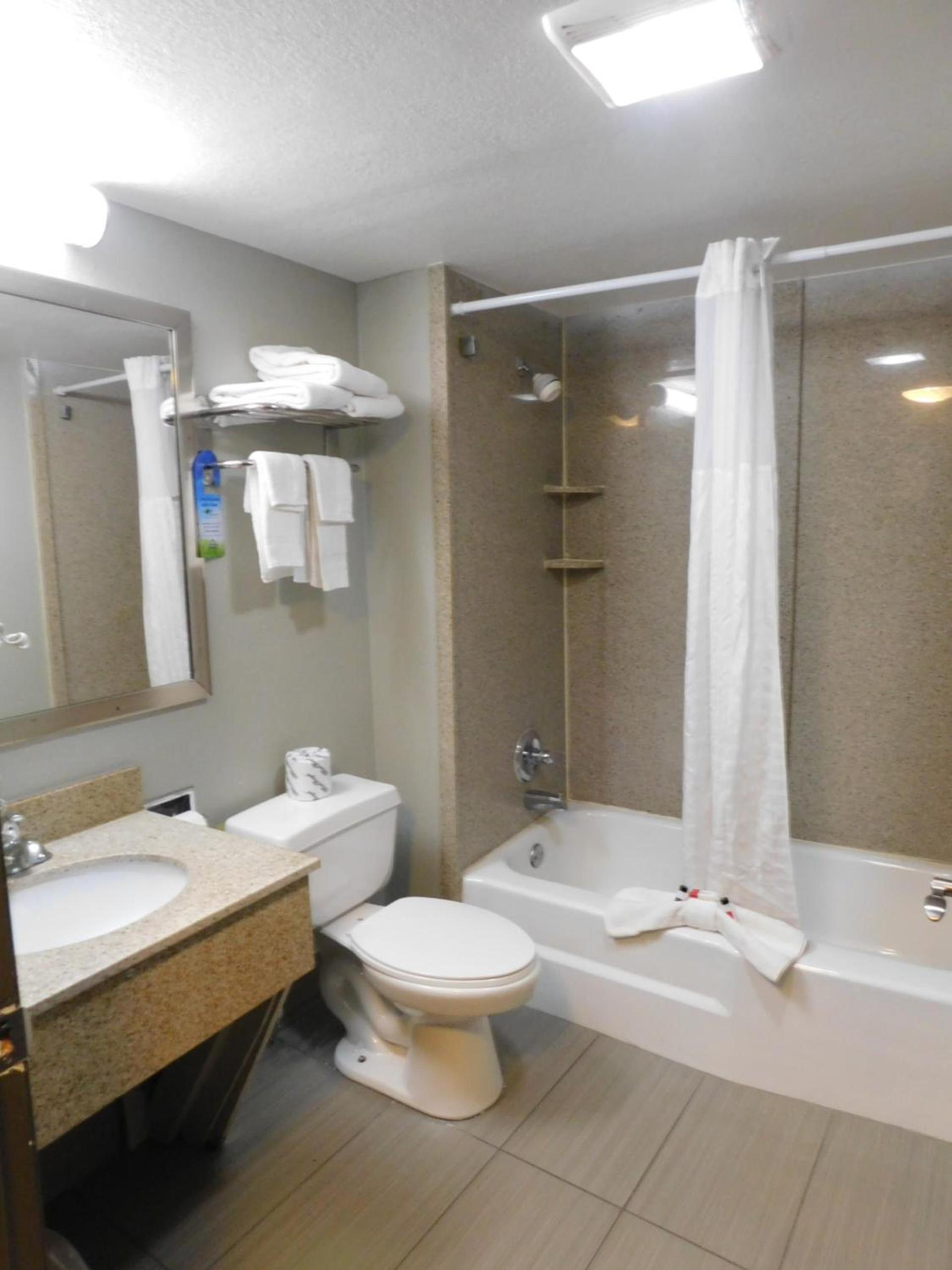 Days Inn & Suites by Wyndham Downtown Gatlinburg Parkway photo 82