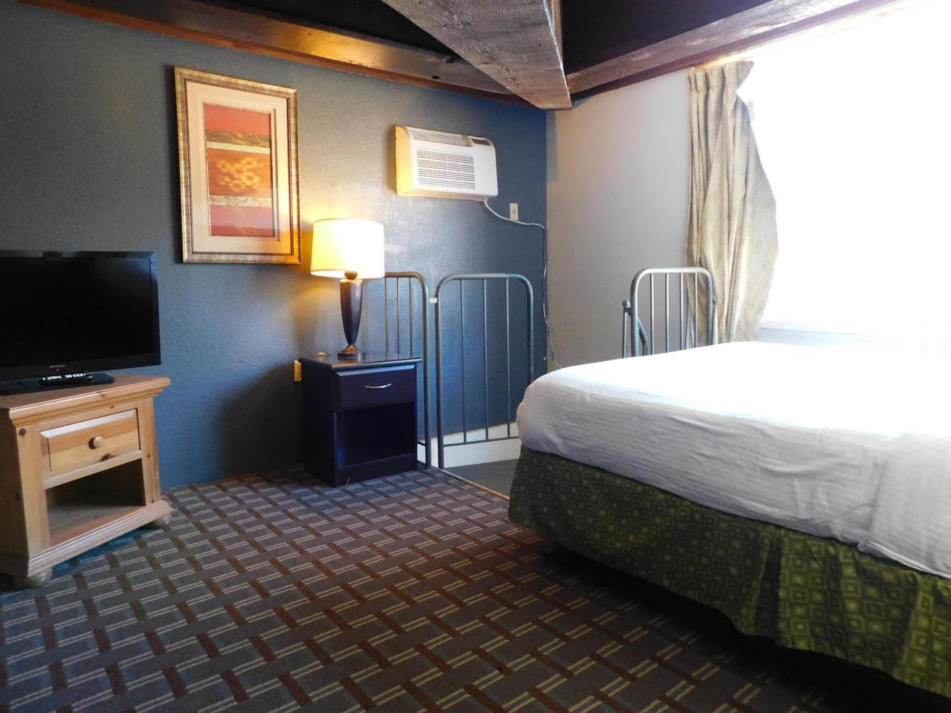 Days Inn & Suites by Wyndham Downtown Gatlinburg Parkway photo 81