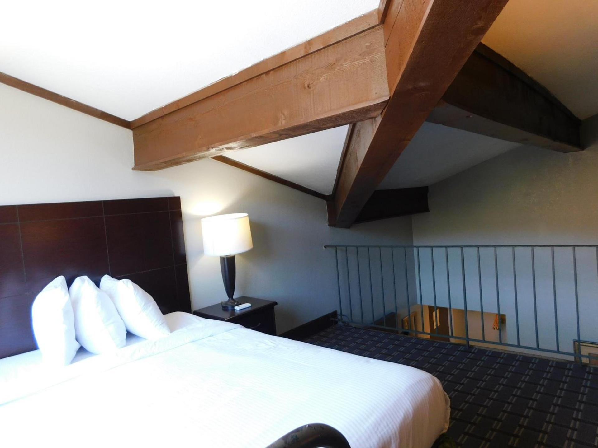 Days Inn & Suites by Wyndham Downtown Gatlinburg Parkway photo 79
