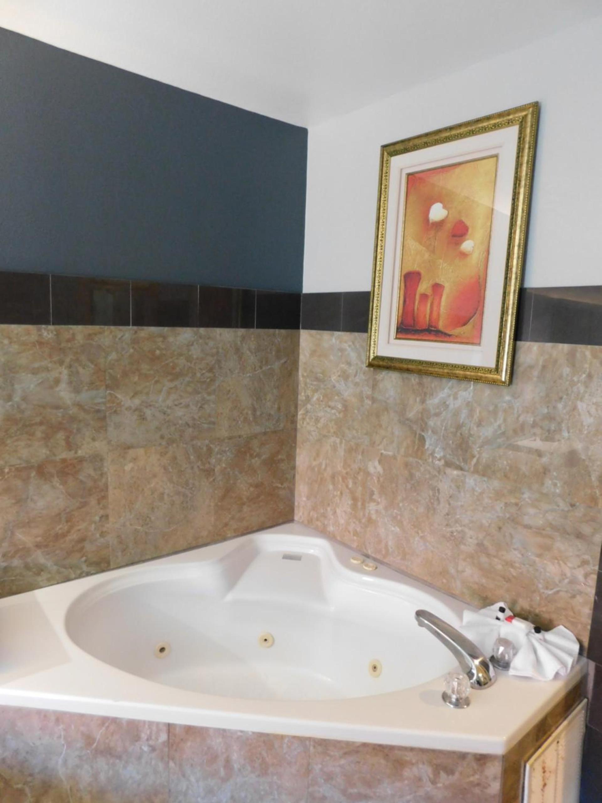 Days Inn & Suites by Wyndham Downtown Gatlinburg Parkway photo 22