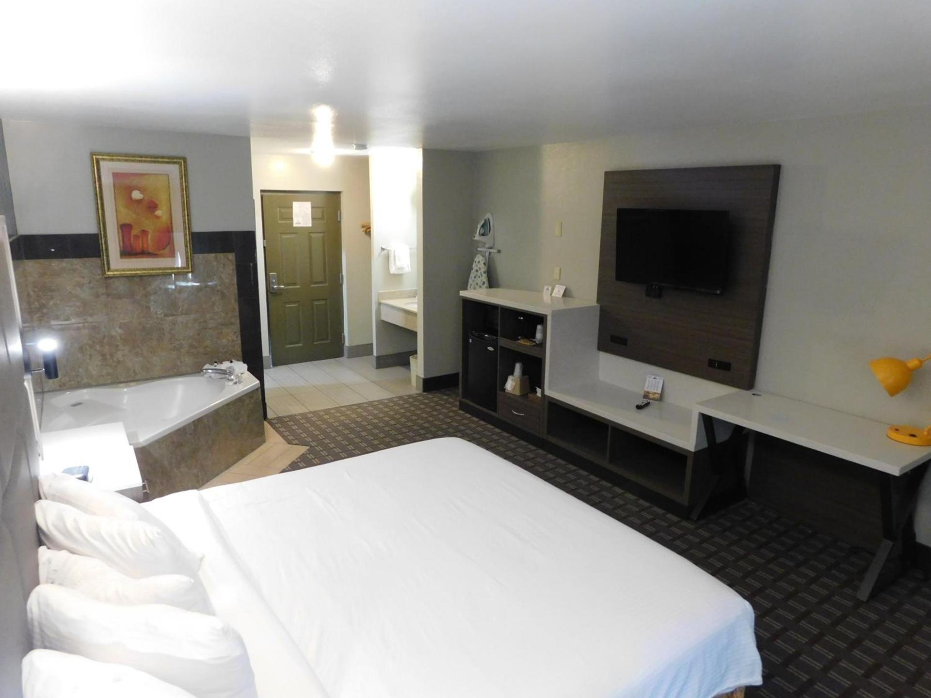 Days Inn & Suites by Wyndham Downtown Gatlinburg Parkway photo 24