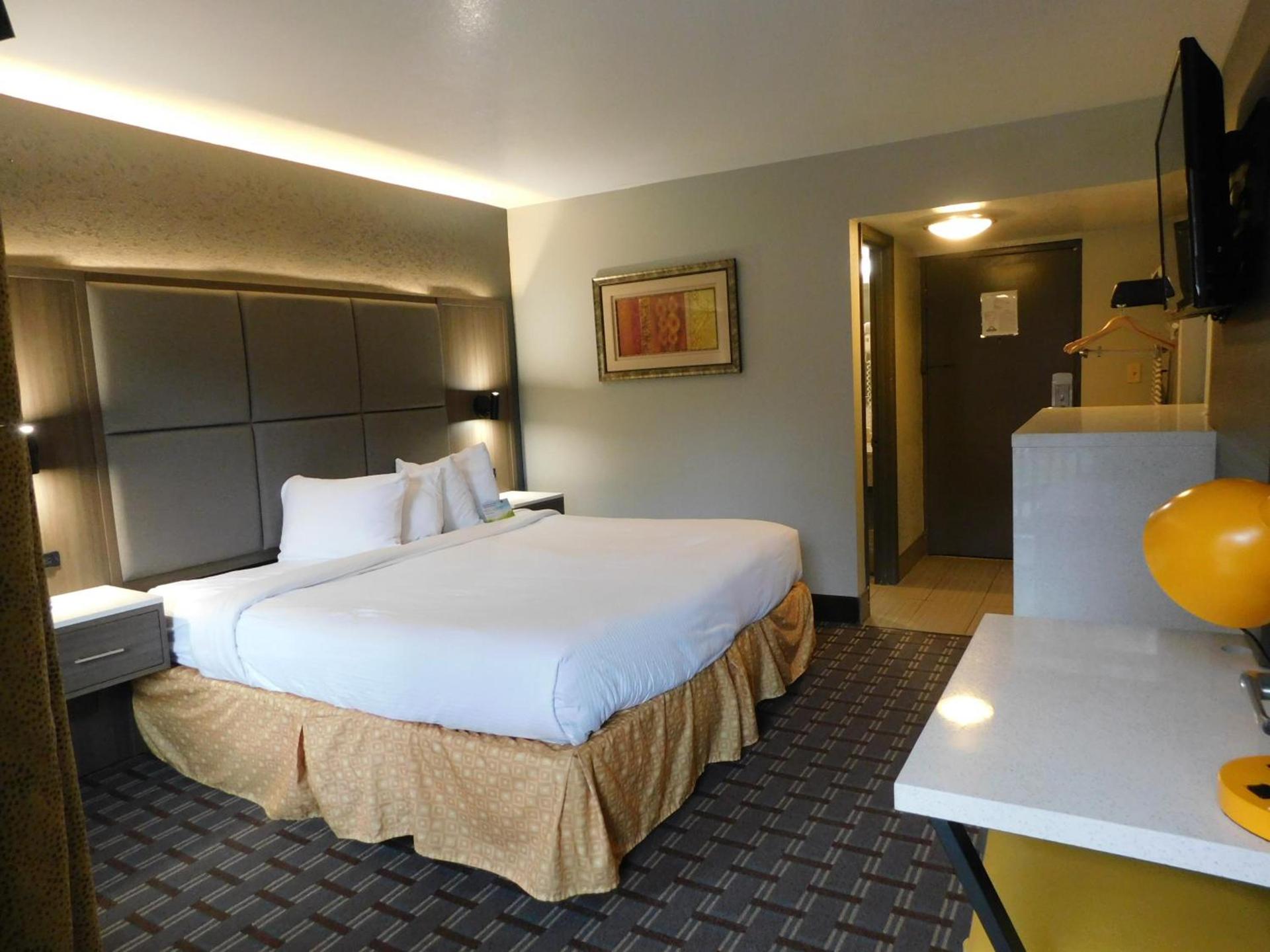Days Inn & Suites by Wyndham Downtown Gatlinburg Parkway photo 56