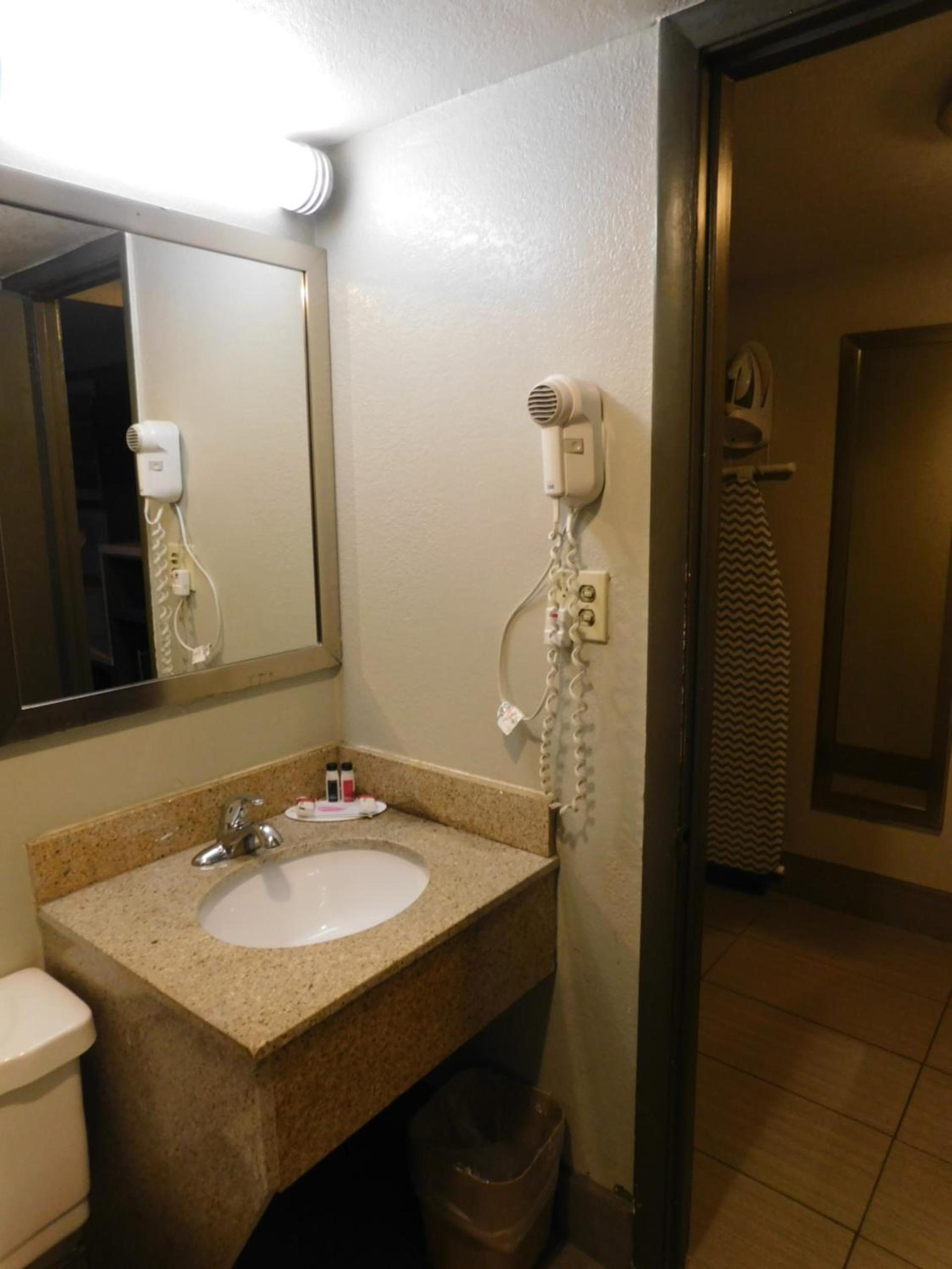 Days Inn & Suites by Wyndham Downtown Gatlinburg Parkway photo 63