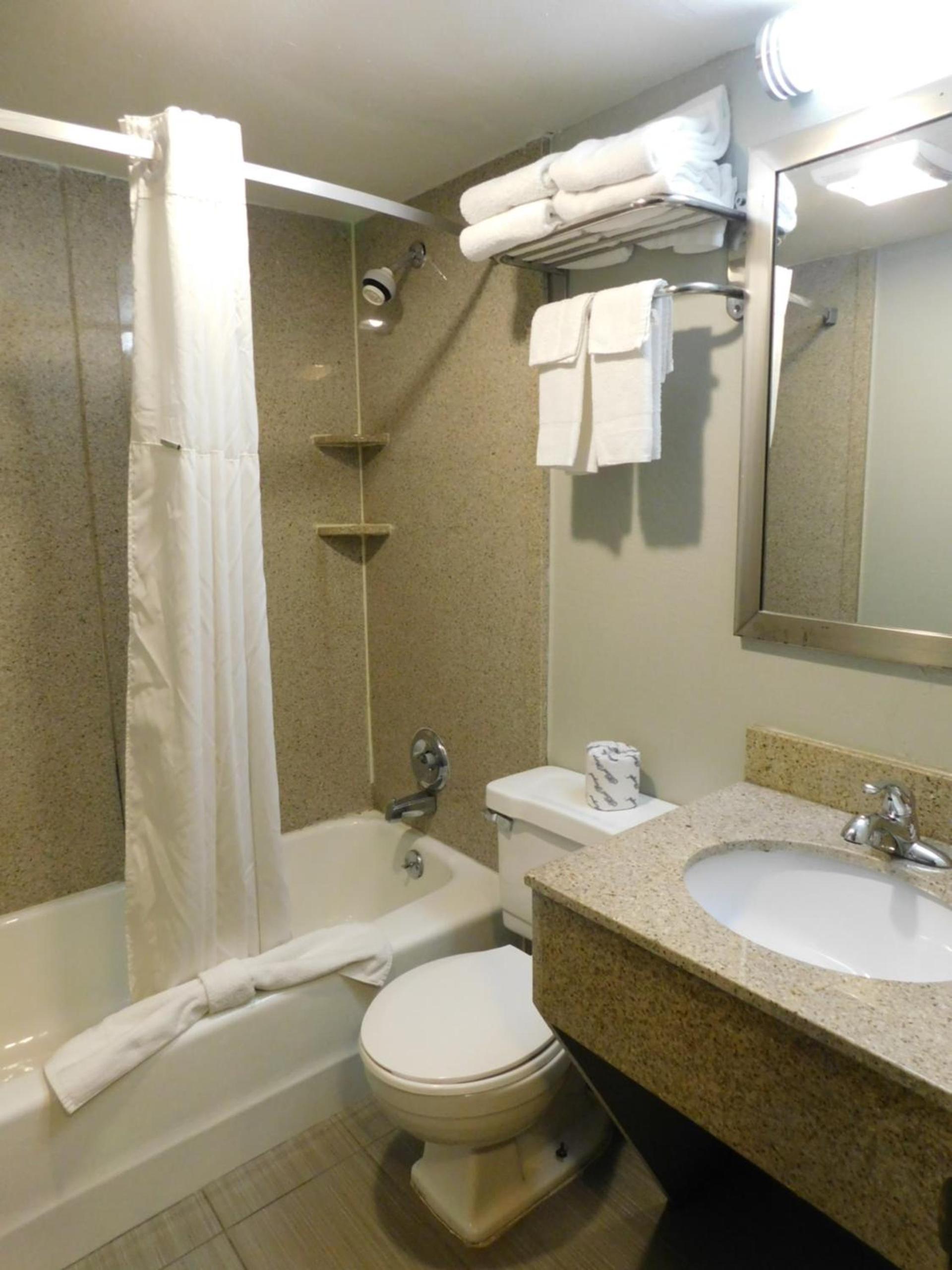 Days Inn & Suites by Wyndham Downtown Gatlinburg Parkway photo 65