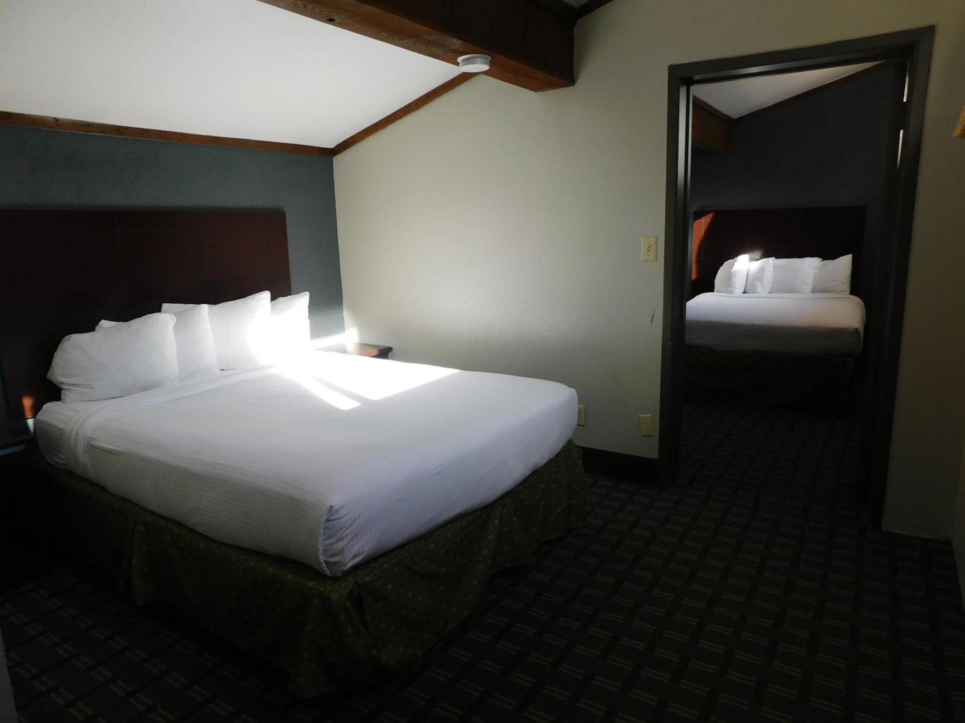 Days Inn & Suites by Wyndham Downtown Gatlinburg Parkway photo 46