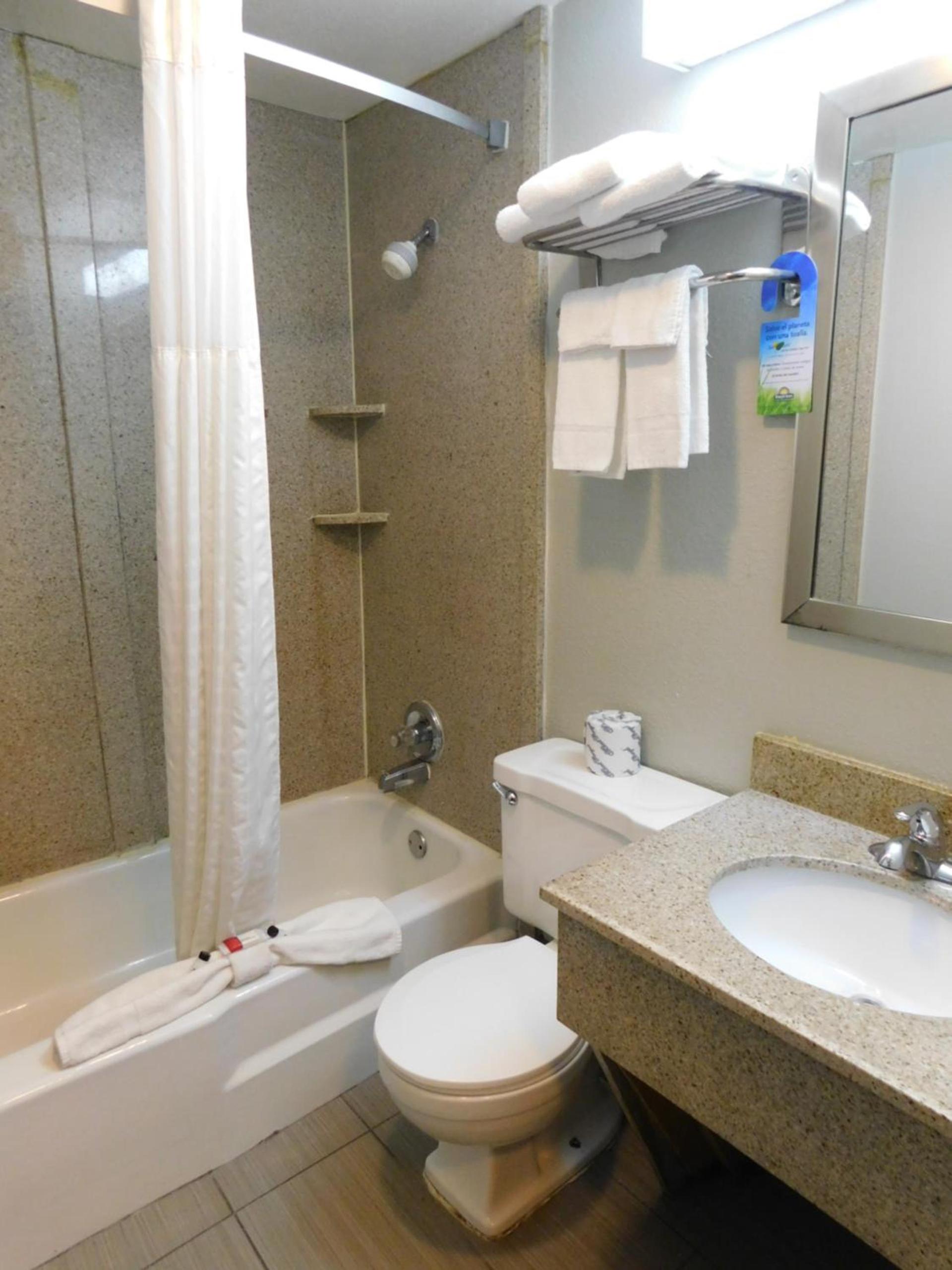 Days Inn & Suites by Wyndham Downtown Gatlinburg Parkway photo 51