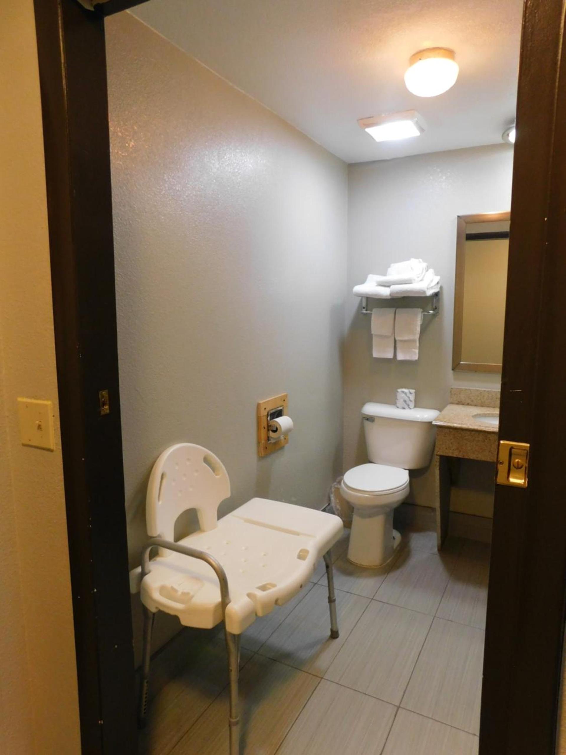 Days Inn & Suites by Wyndham Downtown Gatlinburg Parkway photo 39