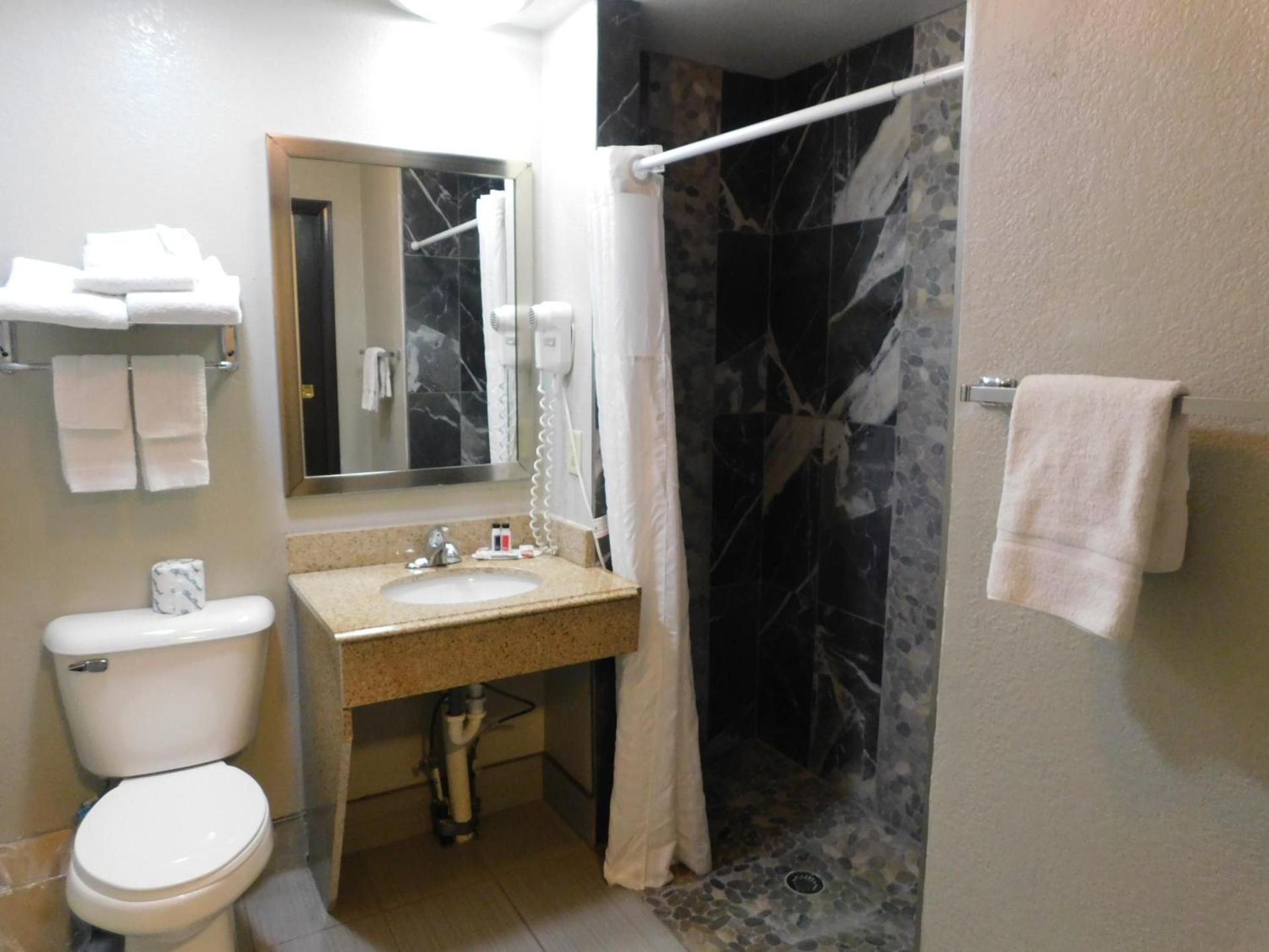 Days Inn & Suites by Wyndham Downtown Gatlinburg Parkway photo 40