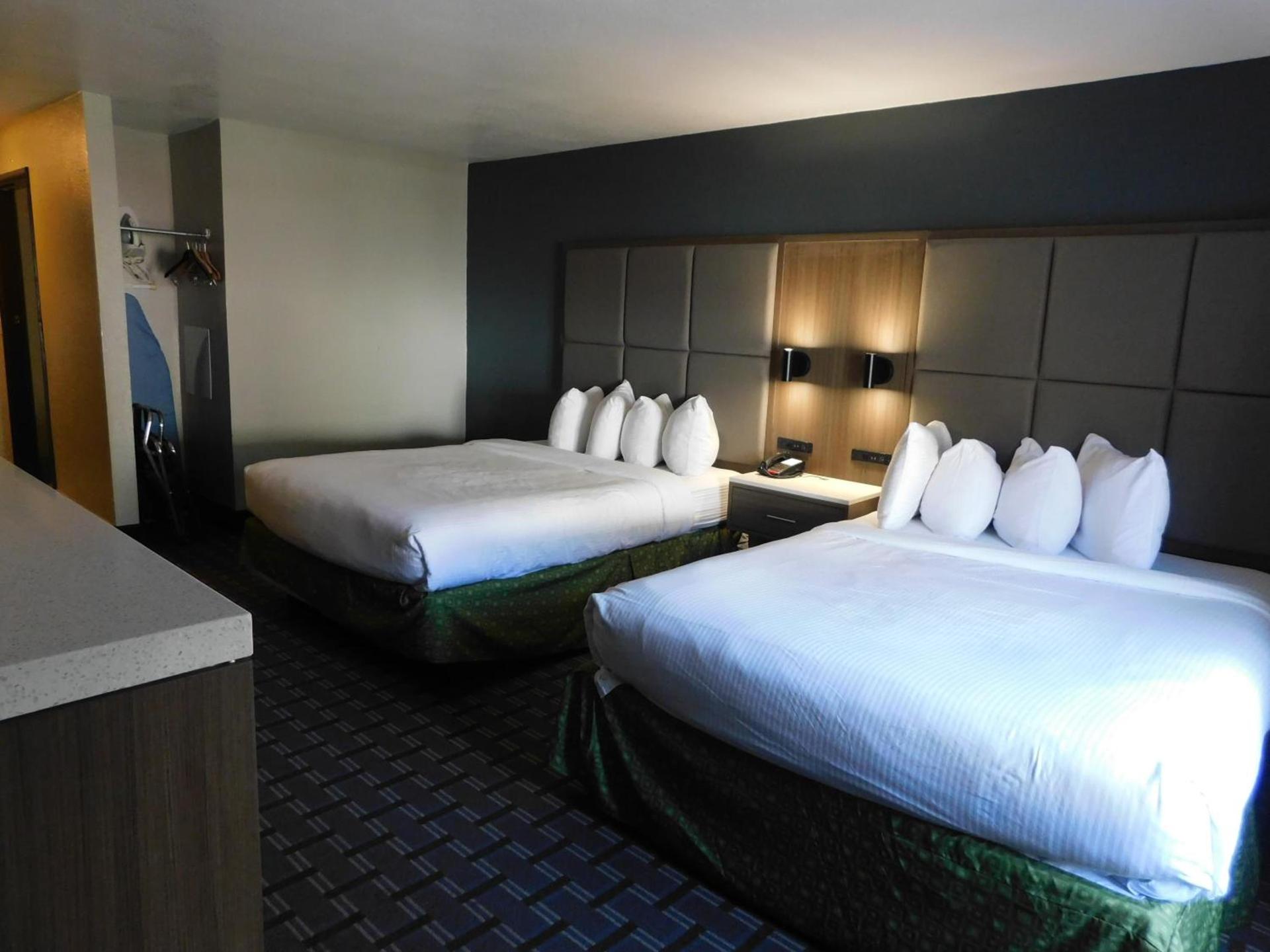 Days Inn & Suites by Wyndham Downtown Gatlinburg Parkway photo 42