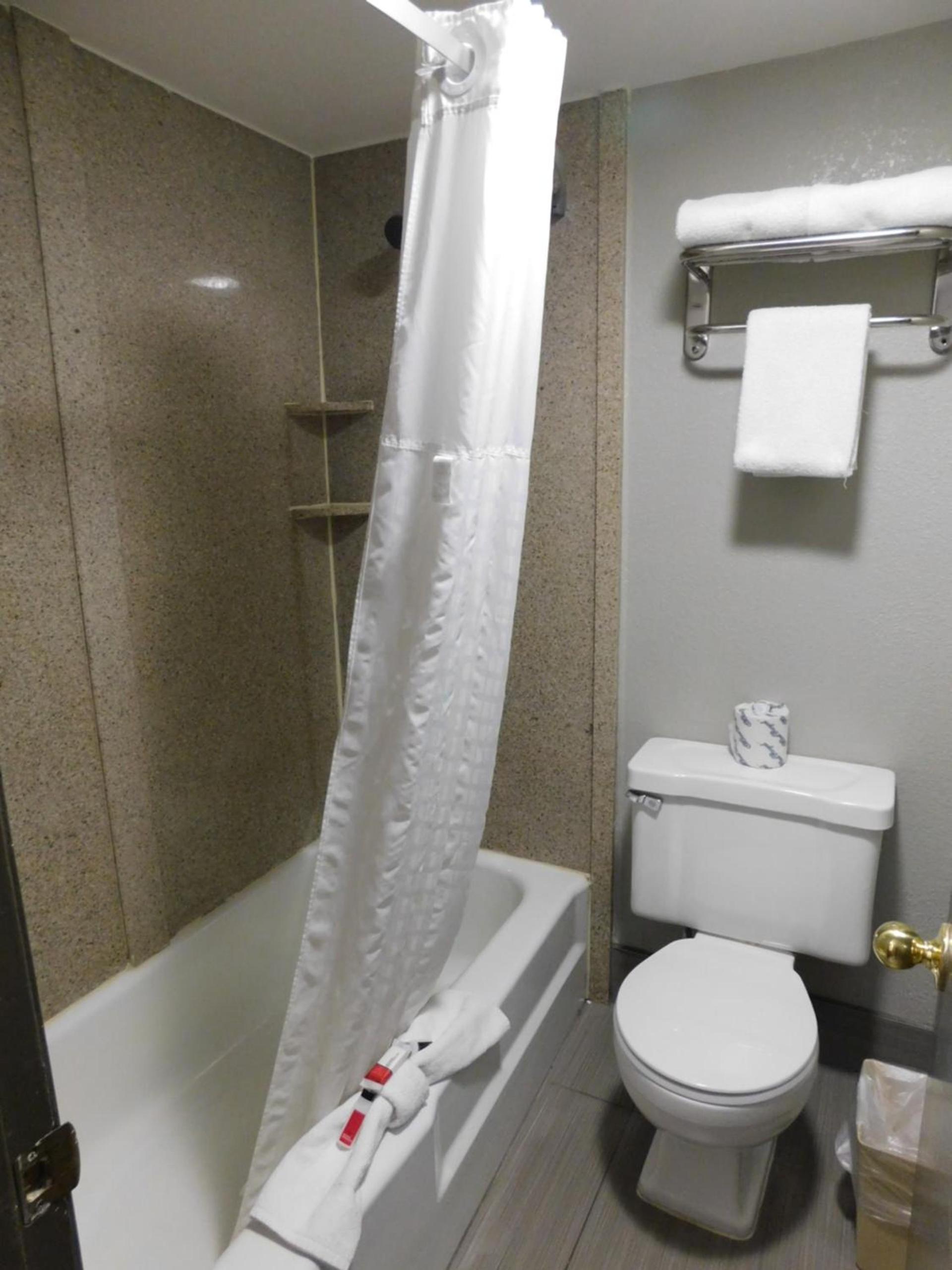 Days Inn & Suites by Wyndham Downtown Gatlinburg Parkway photo 35