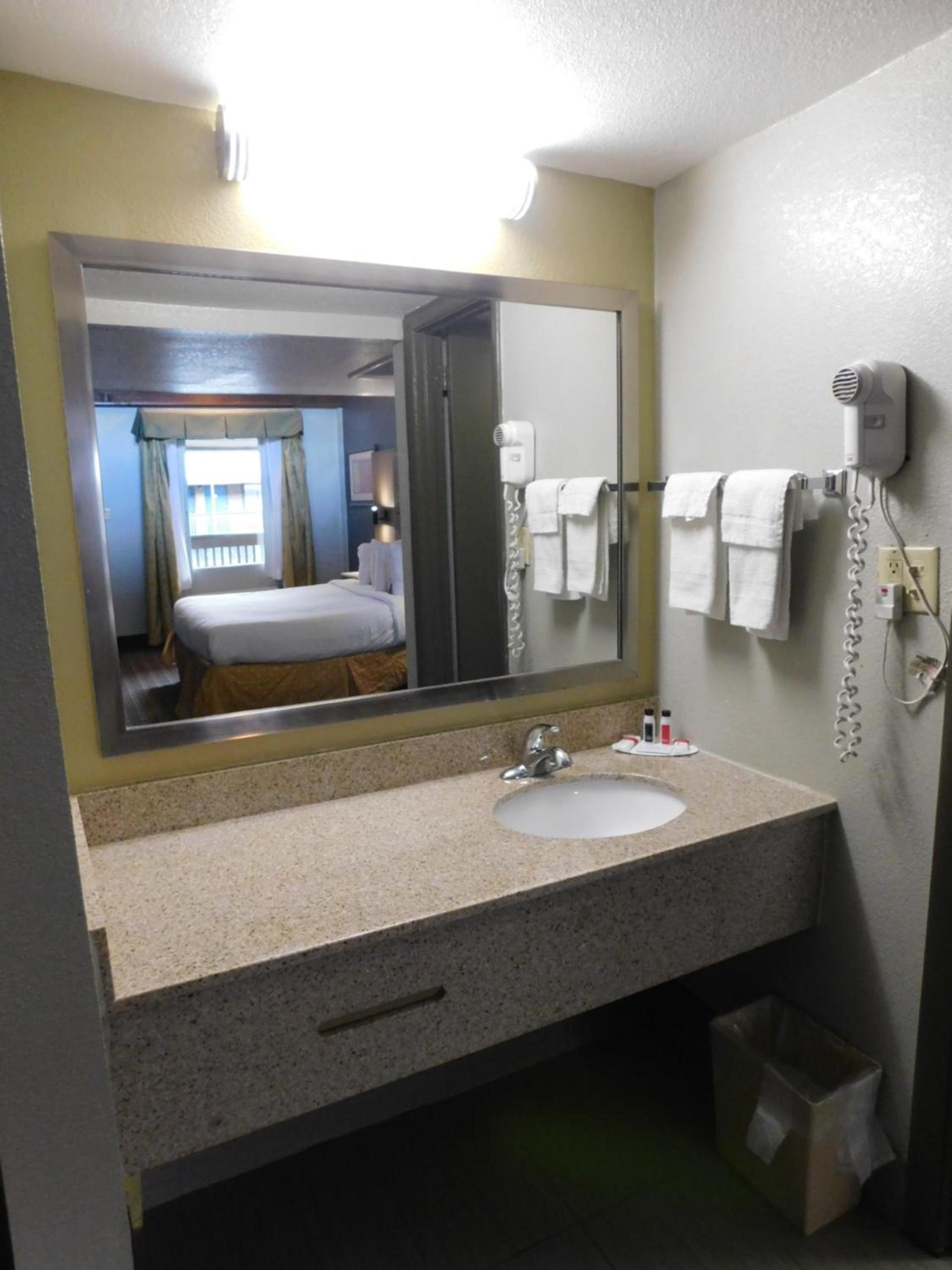 Days Inn & Suites by Wyndham Downtown Gatlinburg Parkway photo 37