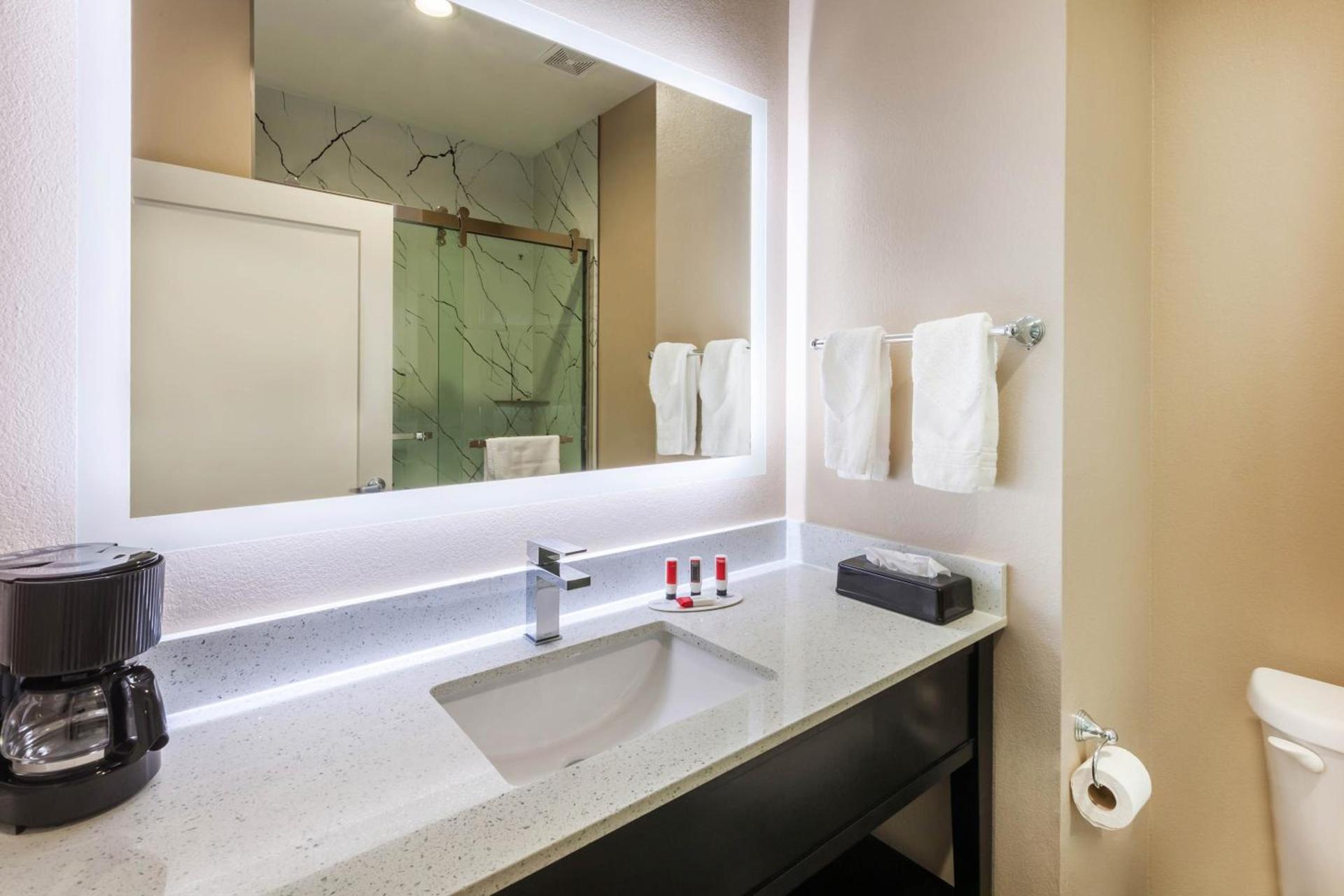 Super 8 by Wyndham Kingwood Houston North photo 16