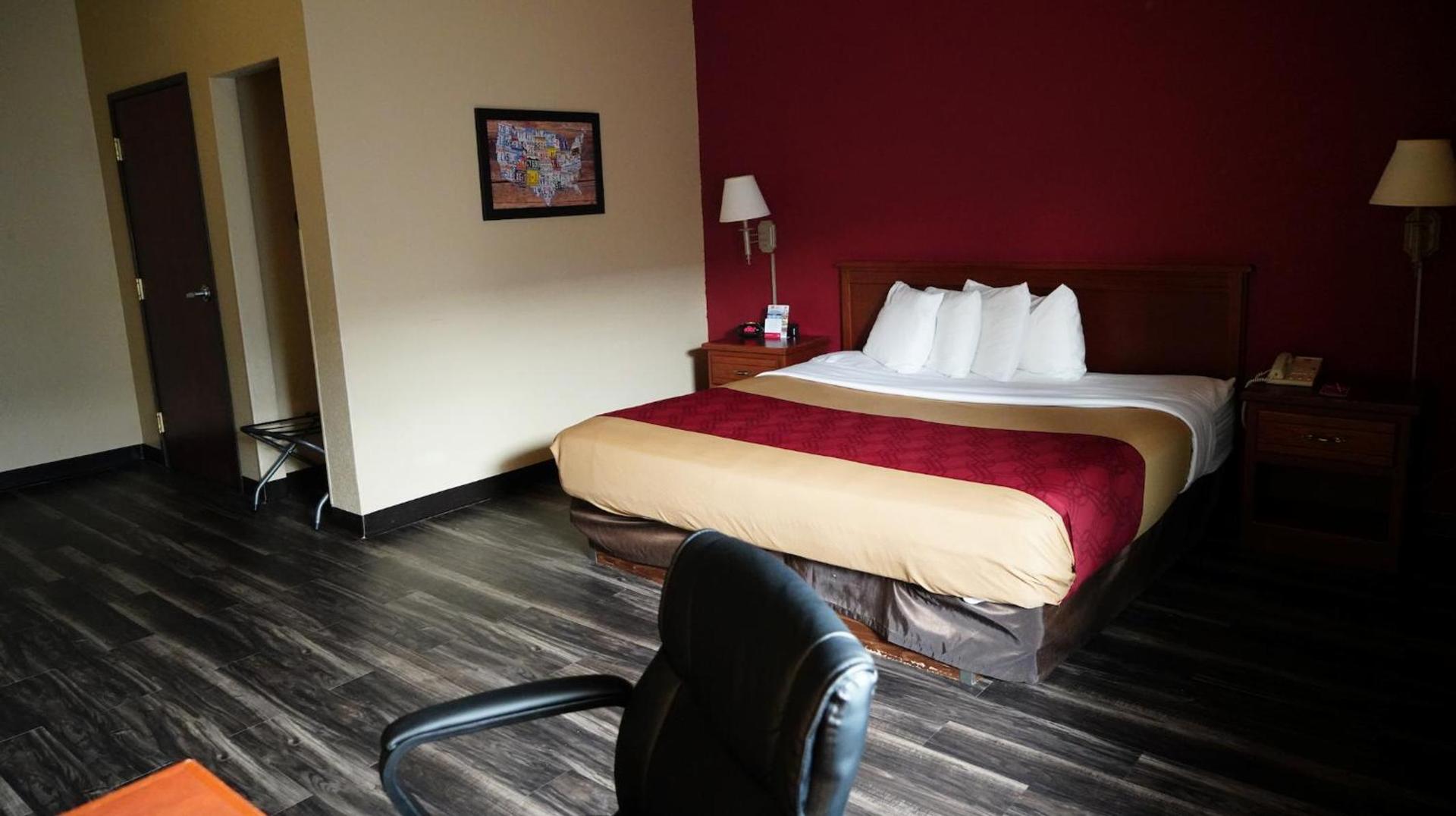 Econo Lodge Inn & Suites Kearney South photo 11