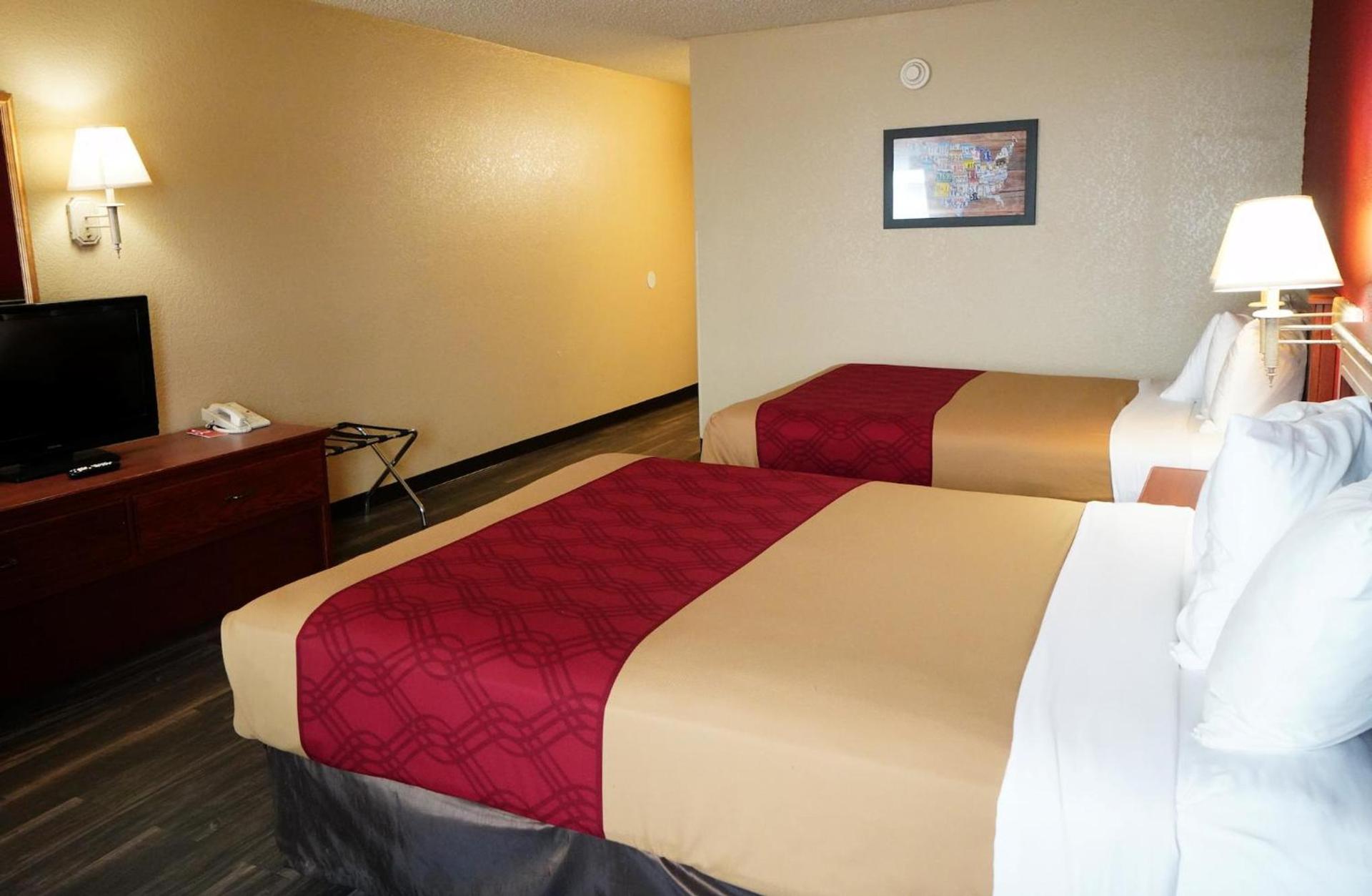Econo Lodge Inn & Suites Kearney South photo 13