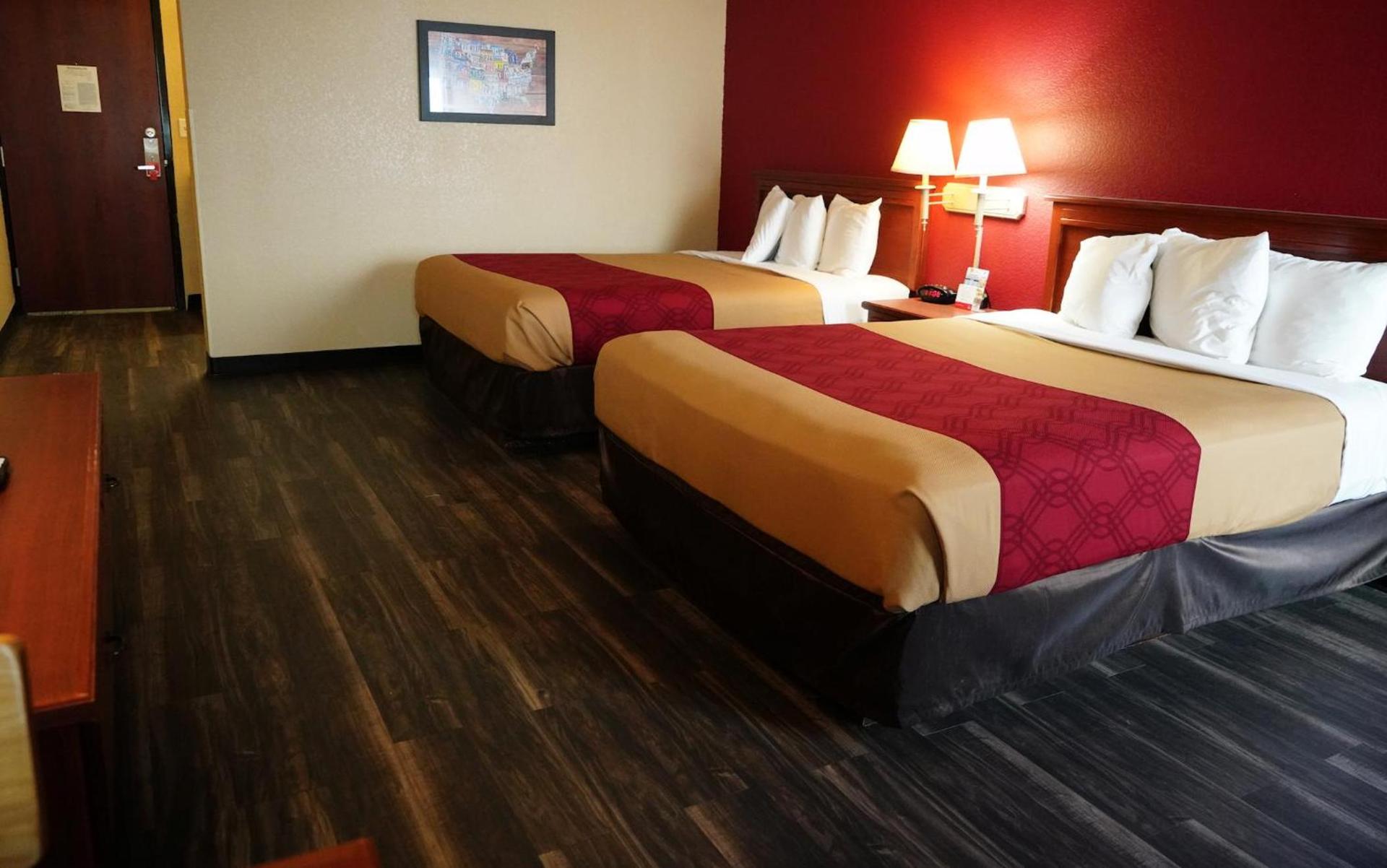 Econo Lodge Inn & Suites Kearney South photo 12