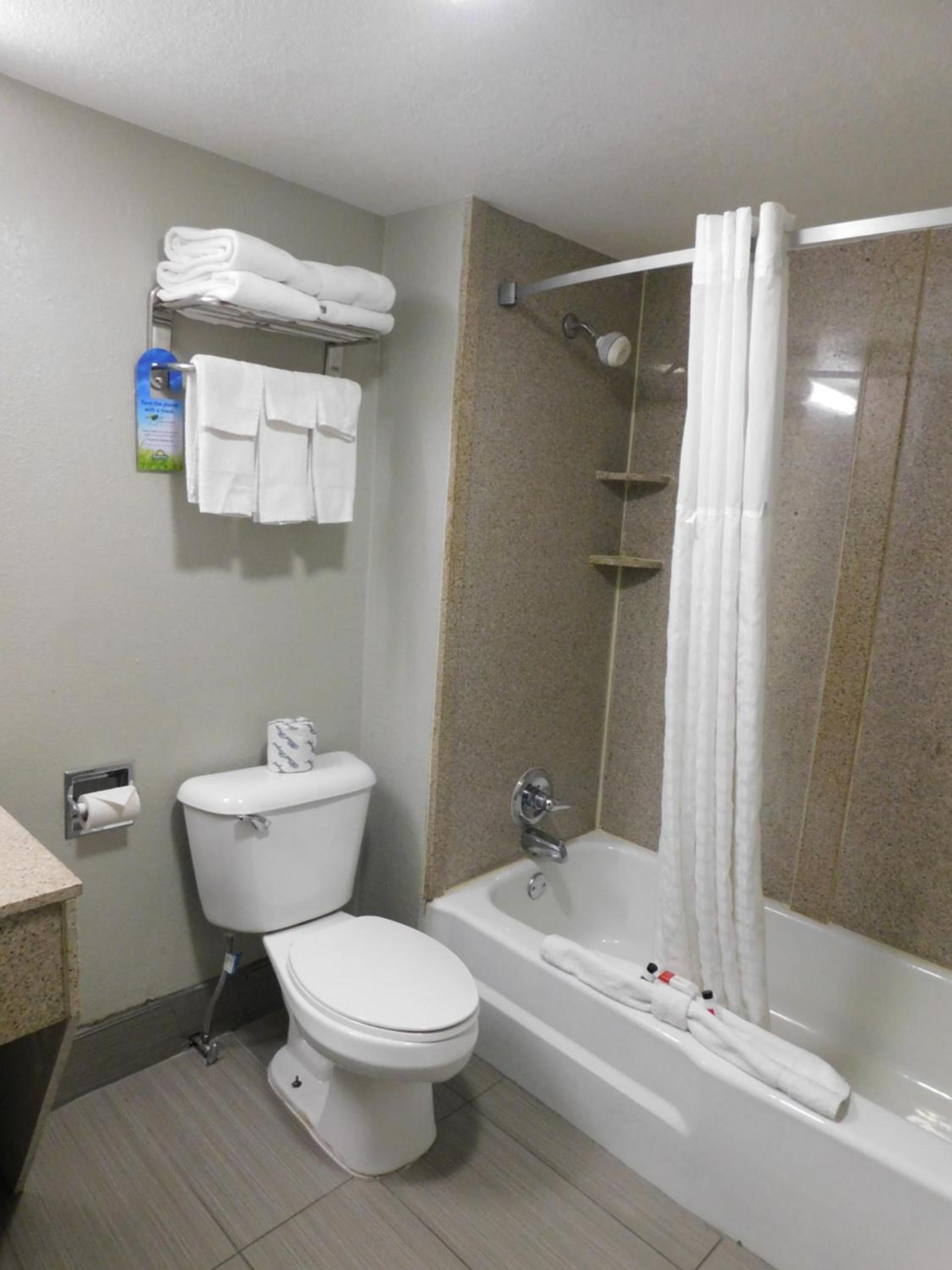 Days Inn & Suites by Wyndham Downtown Gatlinburg Parkway photo 12