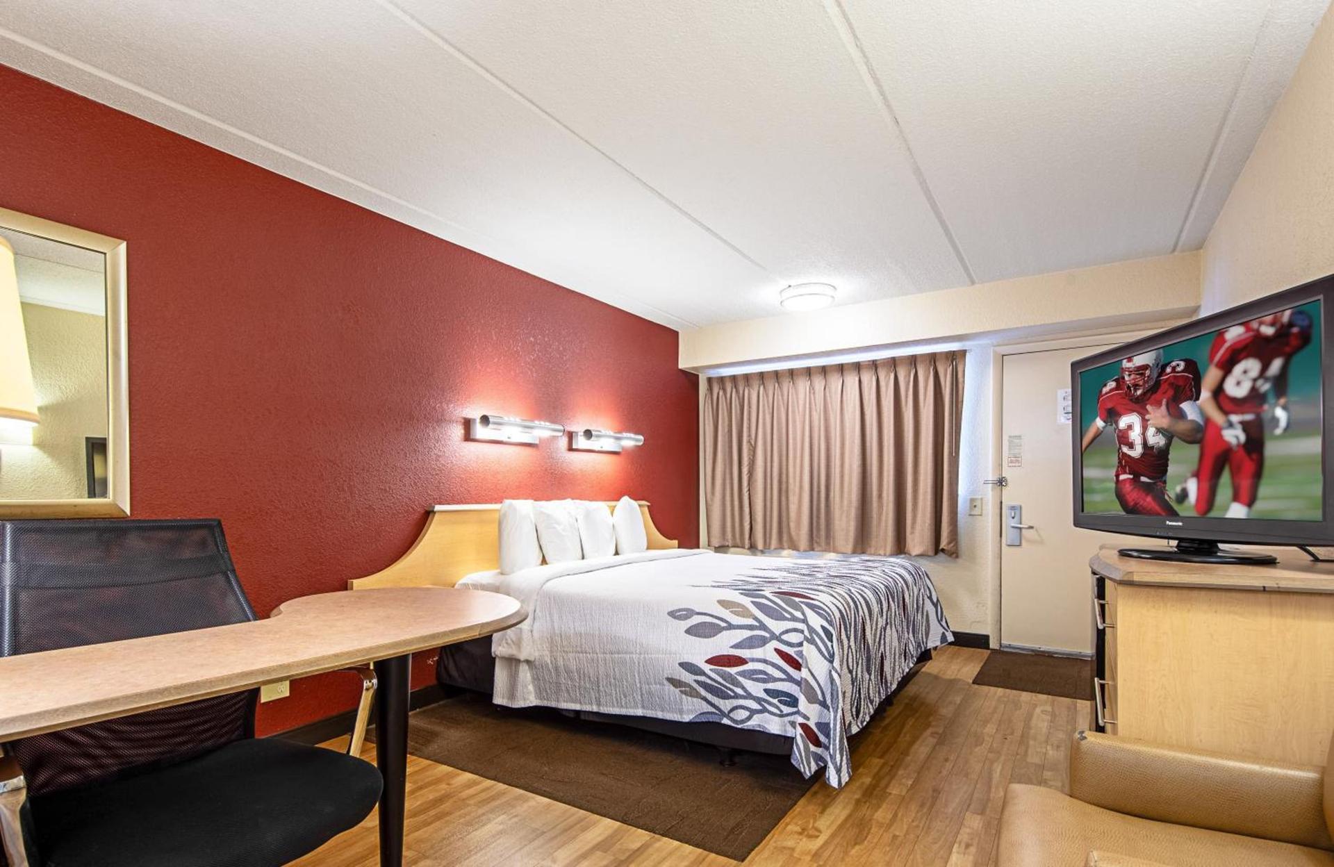 Red Roof Inn Fairmont photo 8