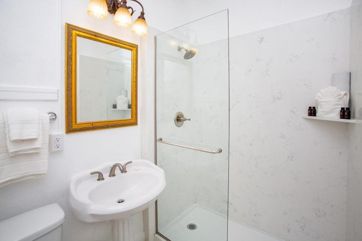 MarQueen Hotel - NEWLY RENOVATED photo 17
