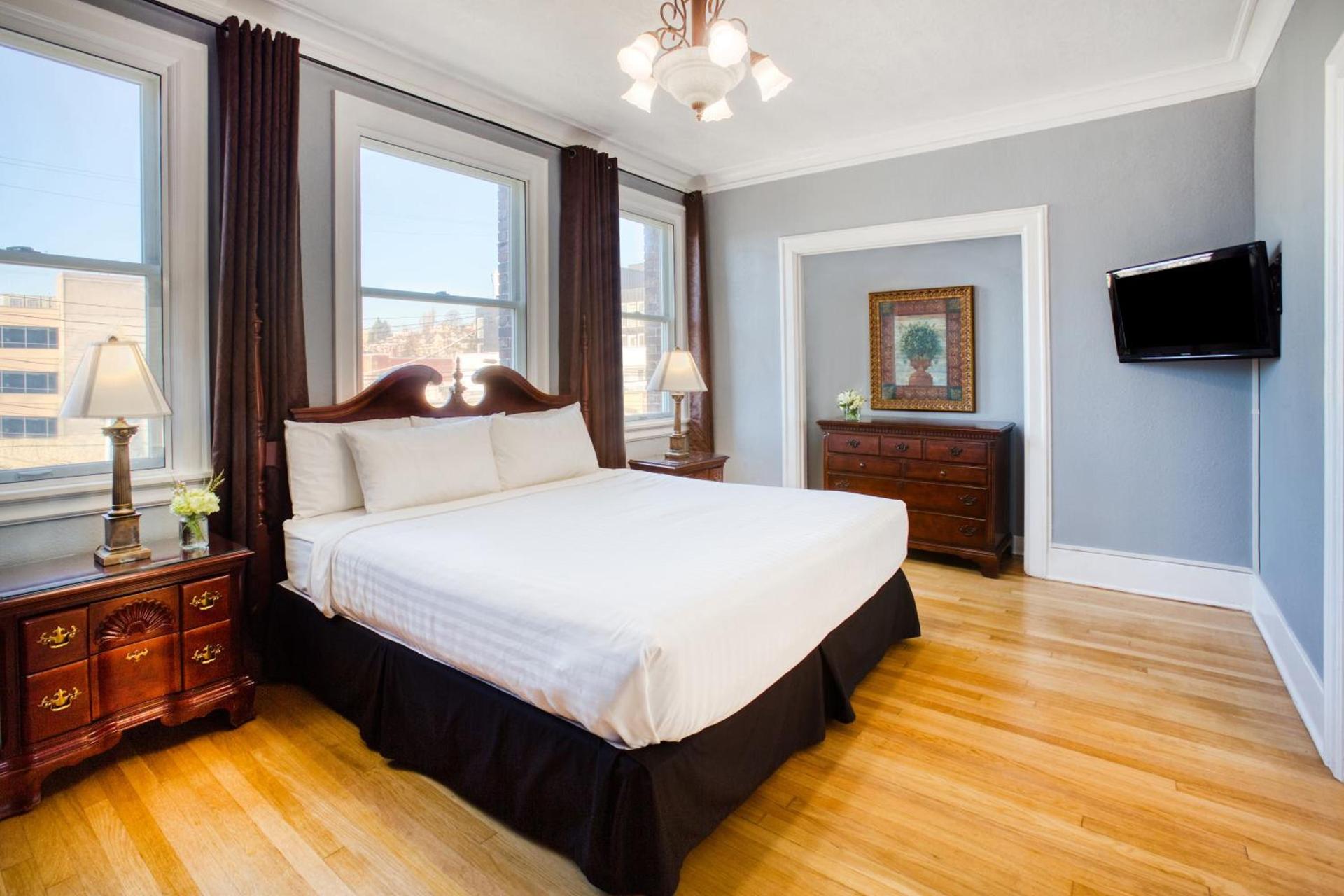 MarQueen Hotel - NEWLY RENOVATED photo 15