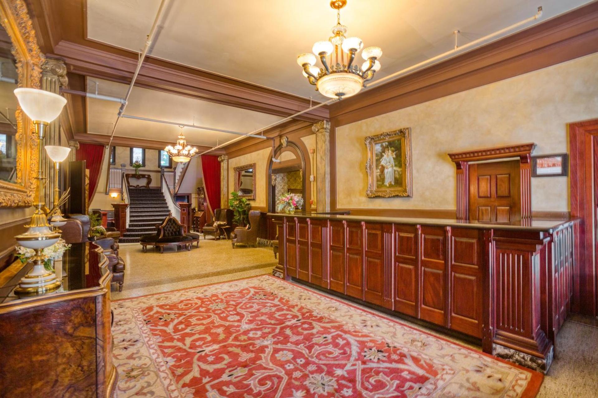 MarQueen Hotel - NEWLY RENOVATED photo 2
