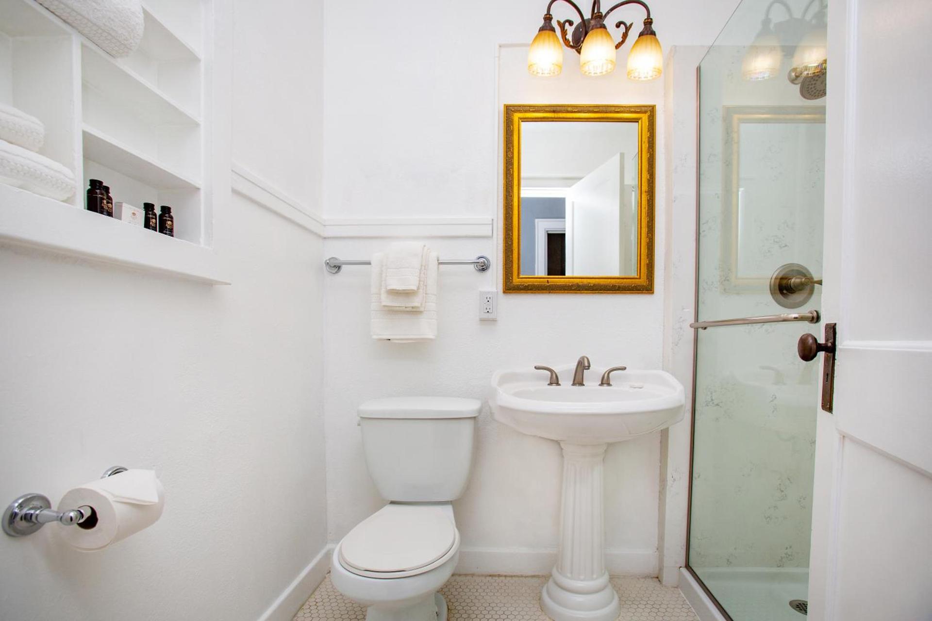 MarQueen Hotel - NEWLY RENOVATED photo 20