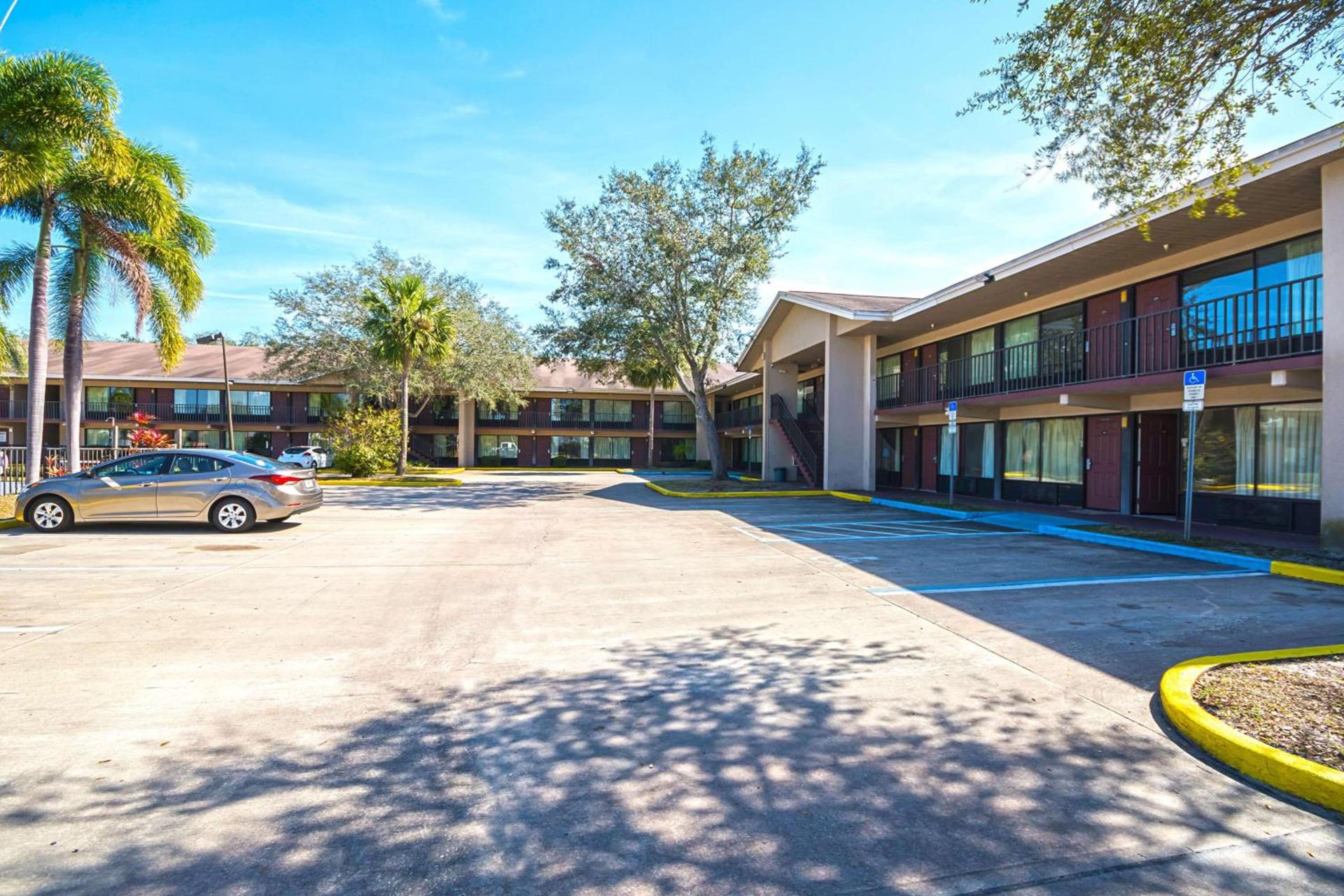 Americas Best Value Inn & Suites Melbourne photo 12