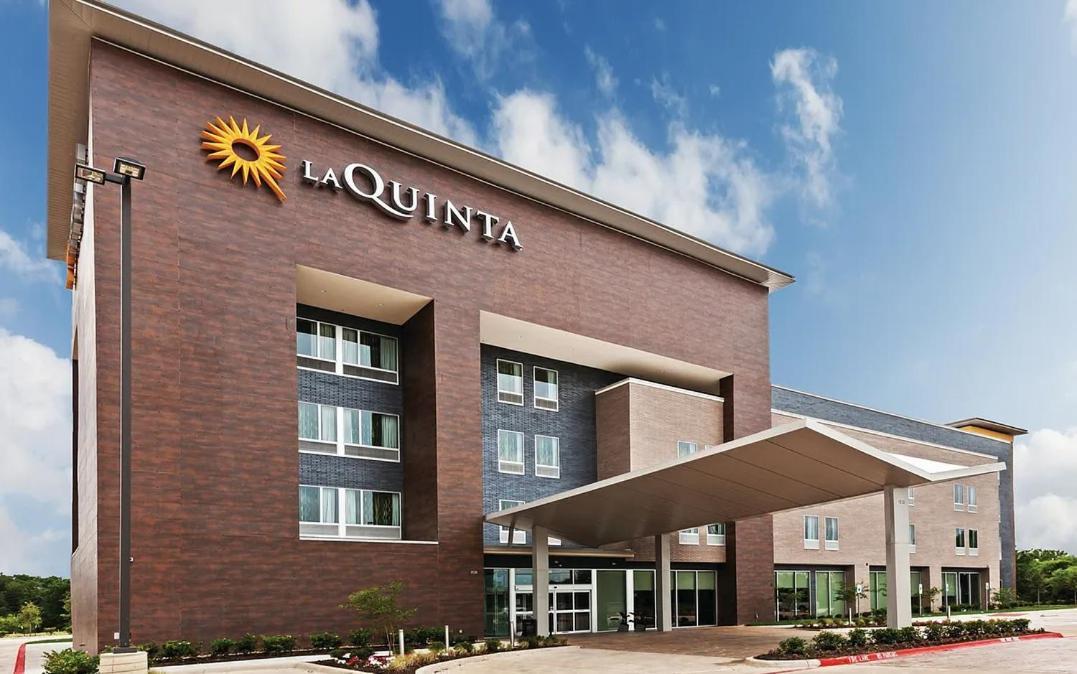 La Quinta Inn & Suites by Wyndham Louisville NE - Old Henry Rd photo 1