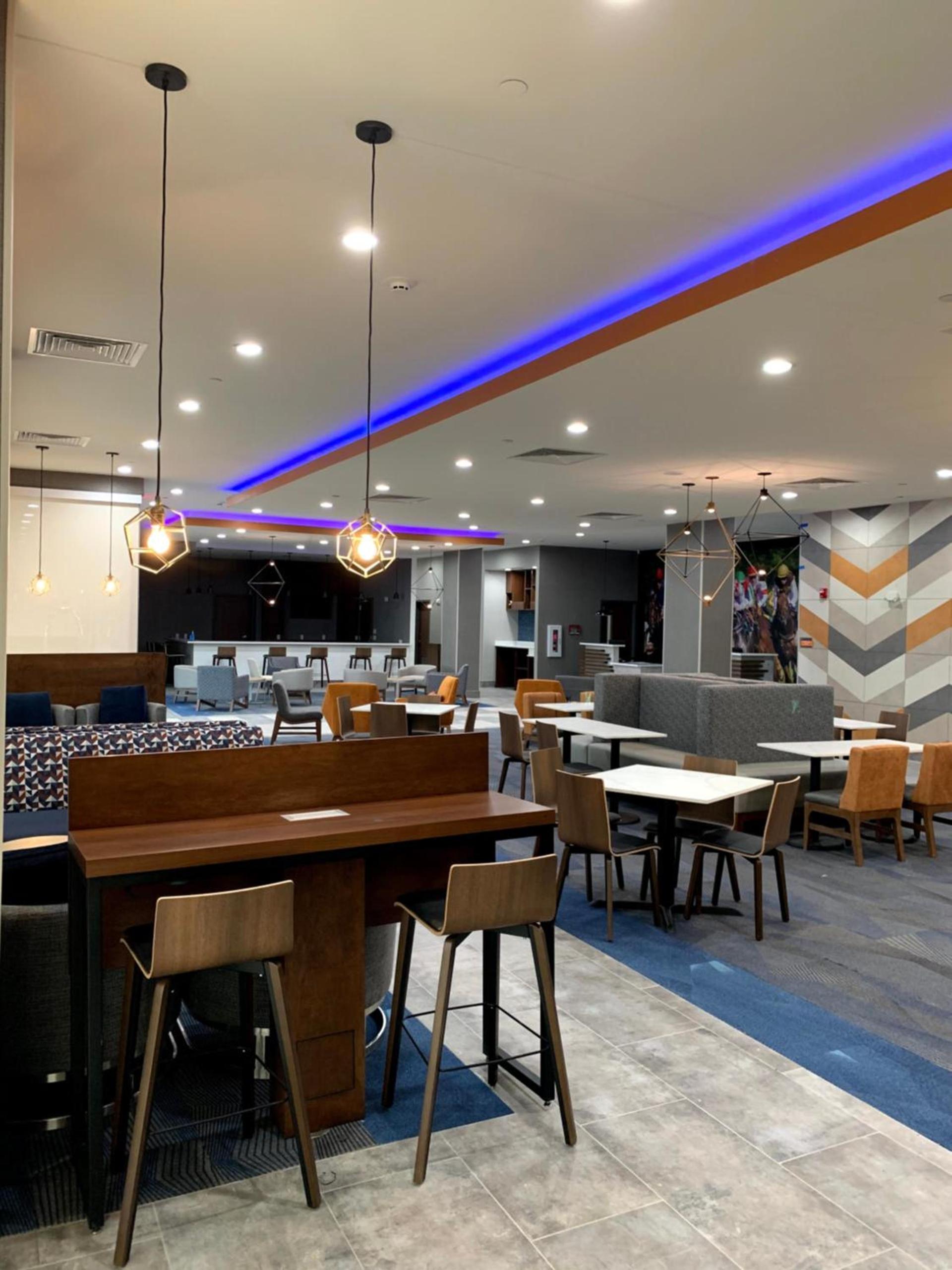 La Quinta Inn & Suites by Wyndham Louisville NE - Old Henry Rd photo 8