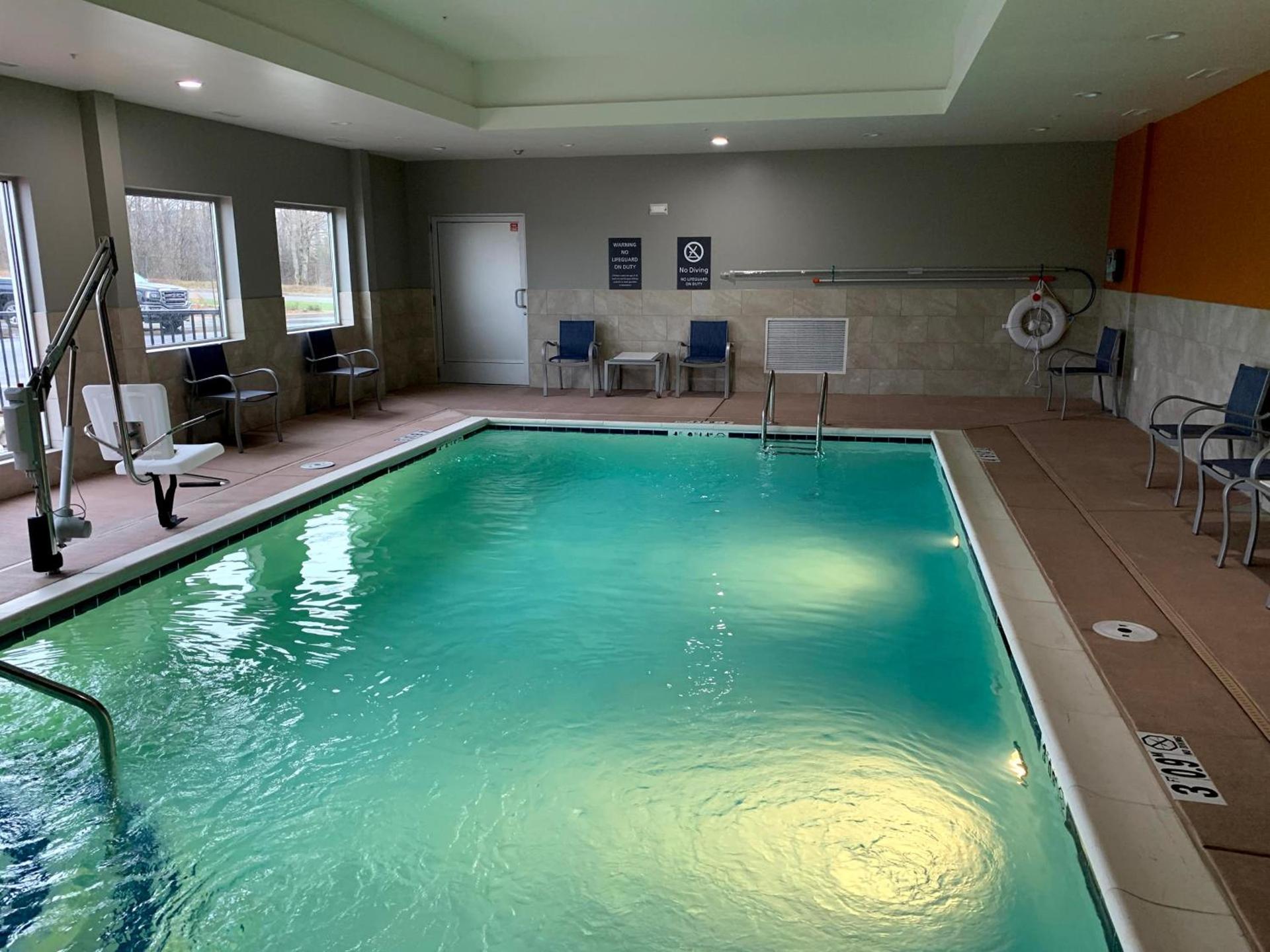La Quinta Inn & Suites by Wyndham Louisville NE - Old Henry Rd photo 9