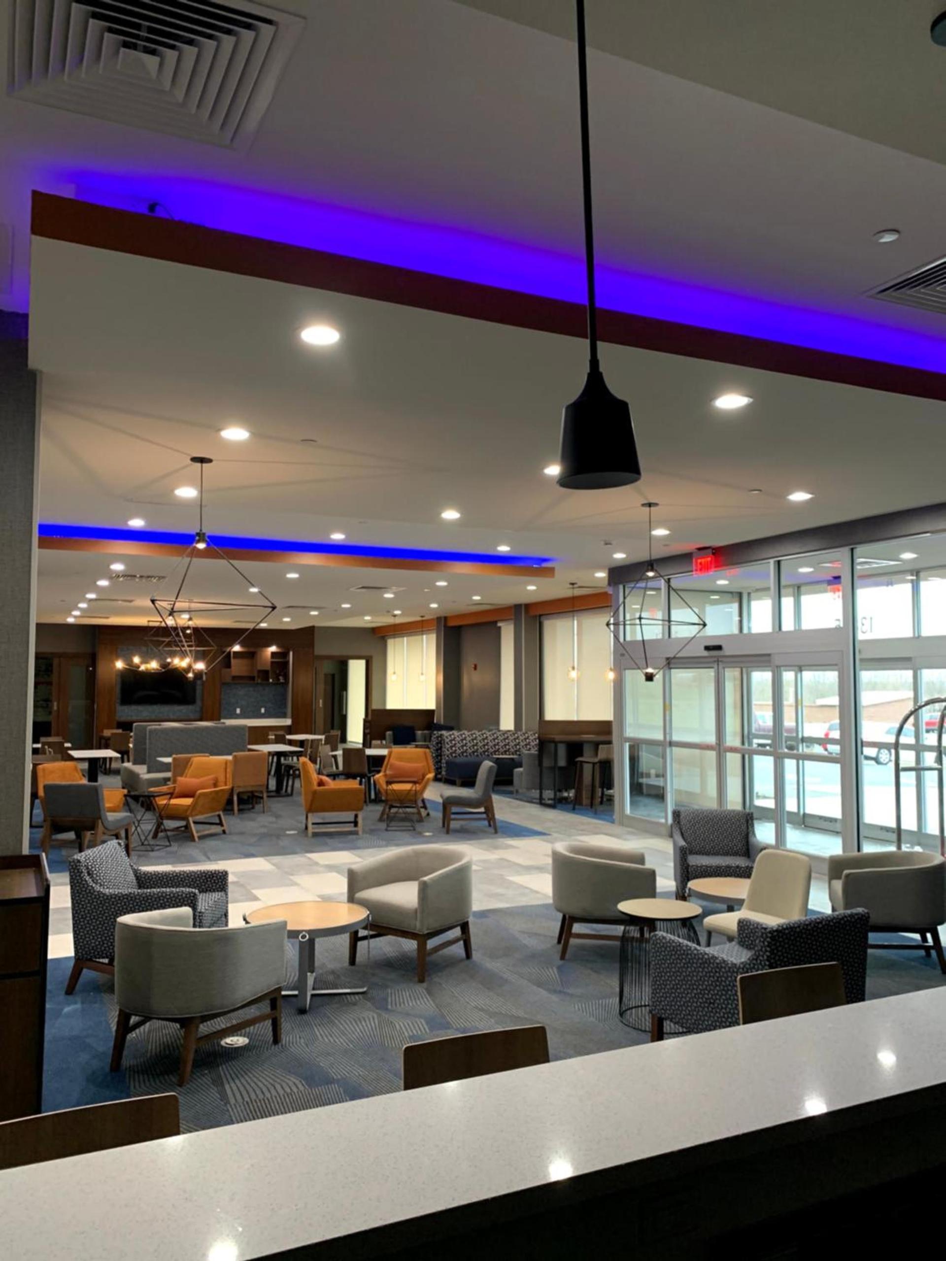 La Quinta Inn & Suites by Wyndham Louisville NE - Old Henry Rd photo 6