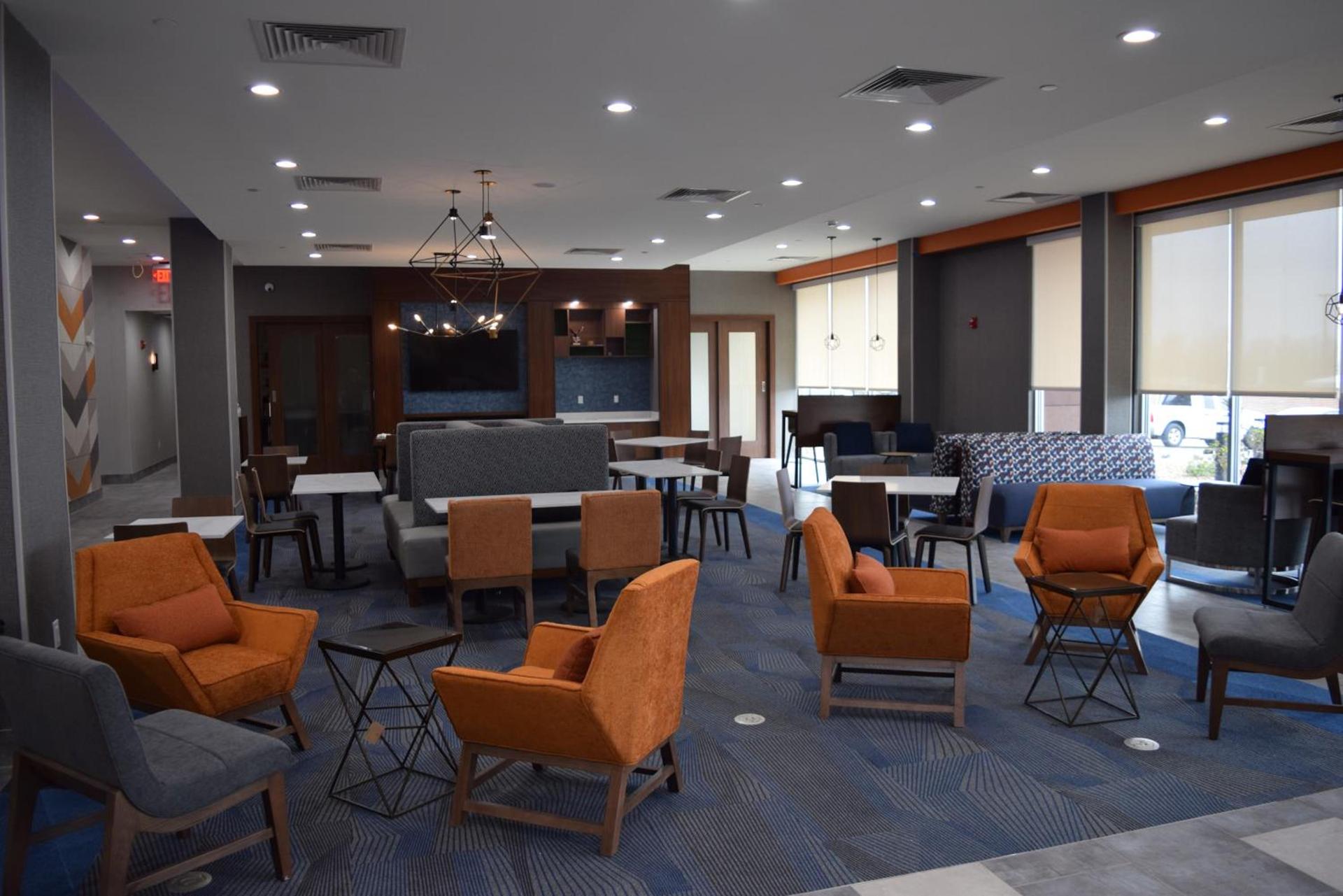 La Quinta Inn & Suites by Wyndham Louisville NE - Old Henry Rd photo 7