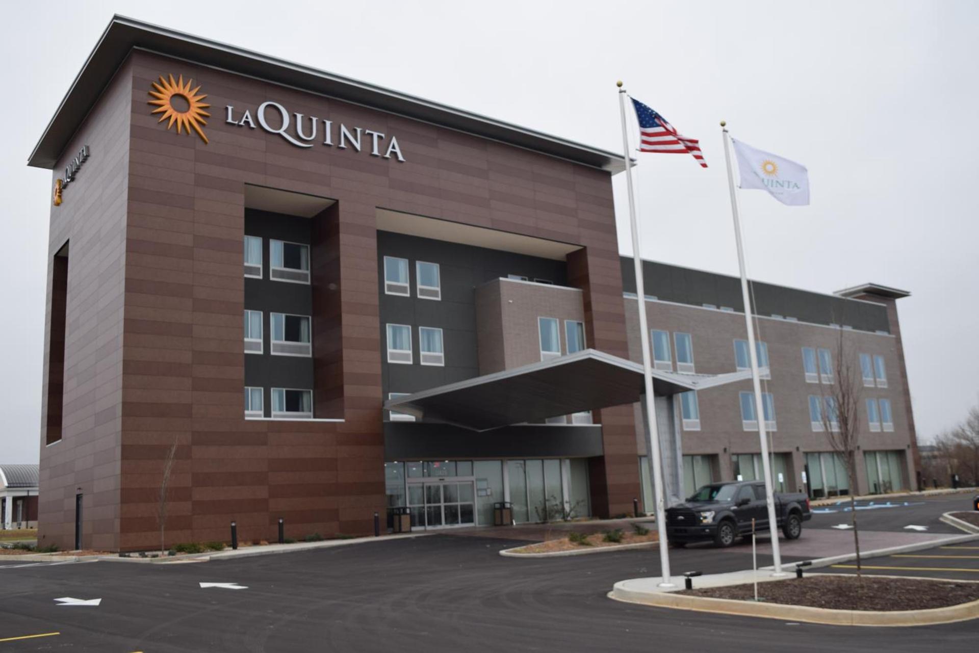 La Quinta Inn & Suites by Wyndham Louisville NE - Old Henry Rd photo 4