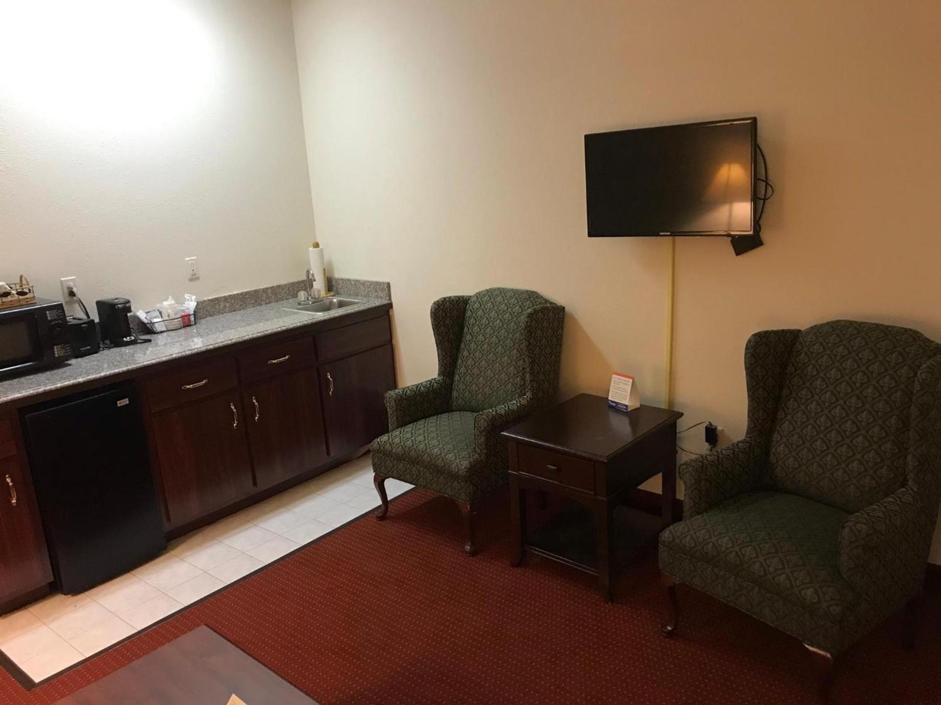 Ramada by Wyndham Ligonier photo 19