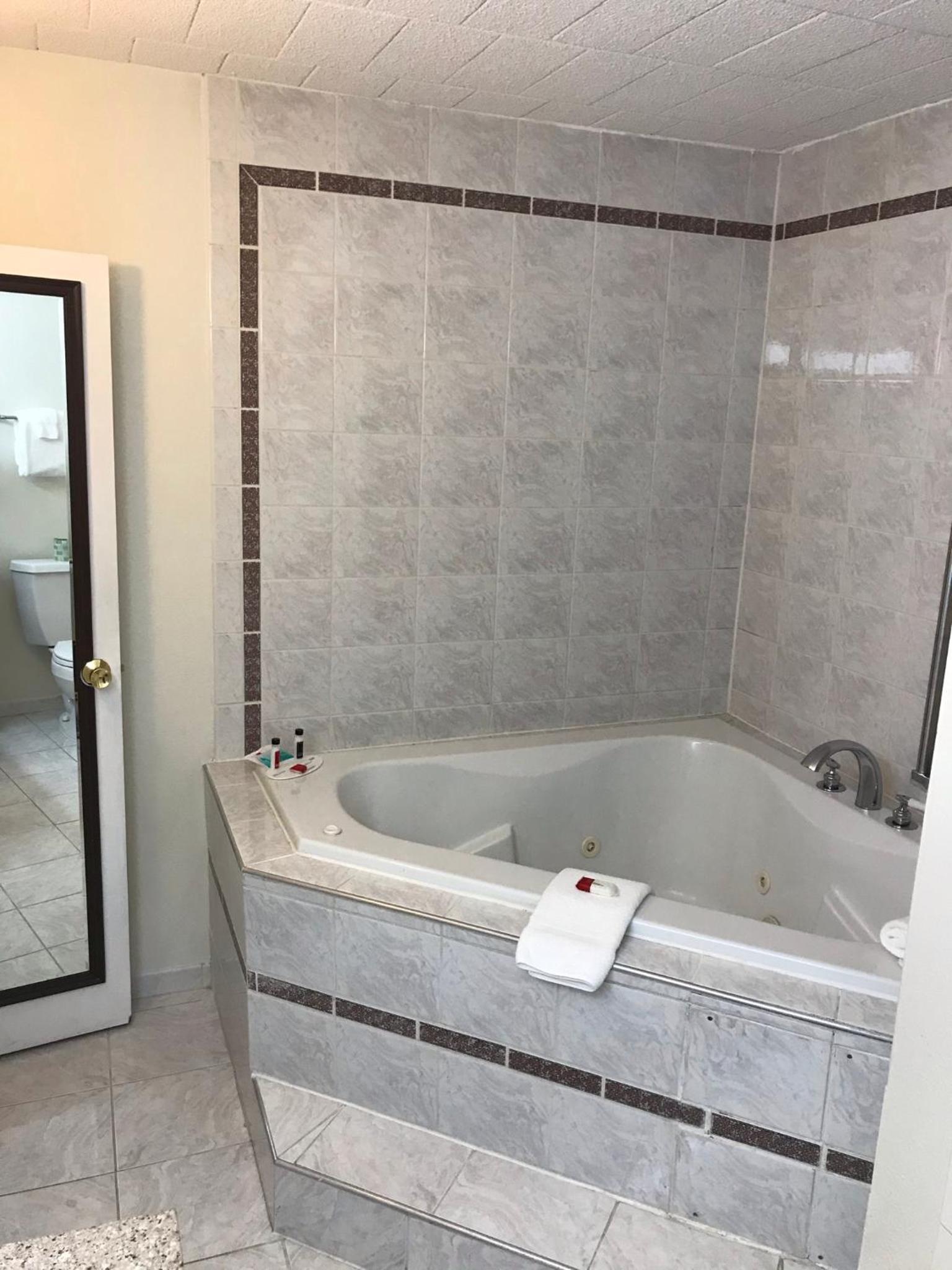Ramada by Wyndham Ligonier photo 24