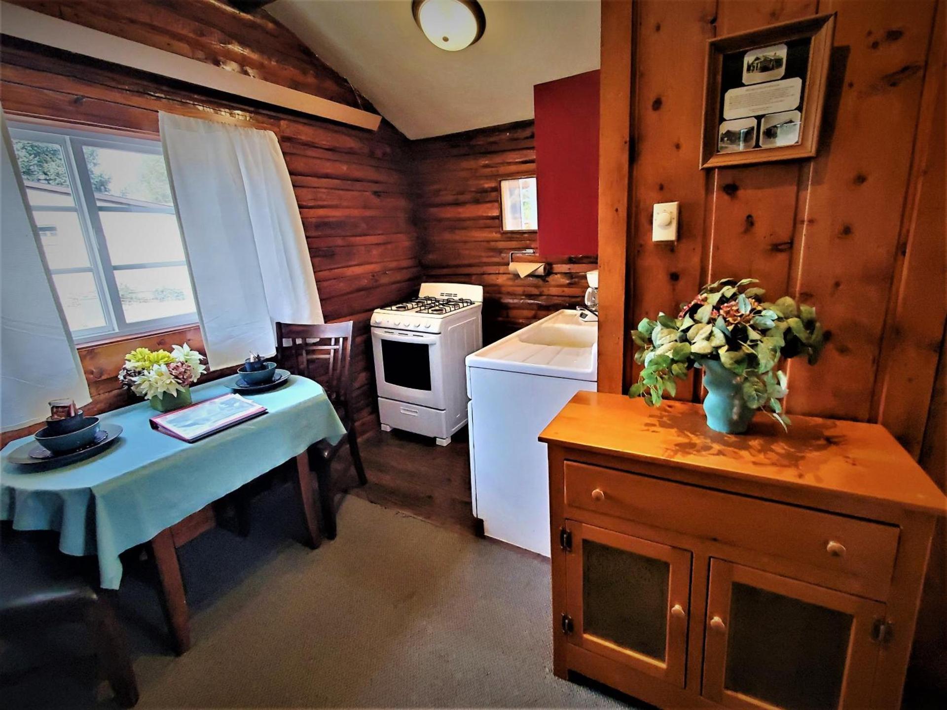 Log Cabin Motel photo 34