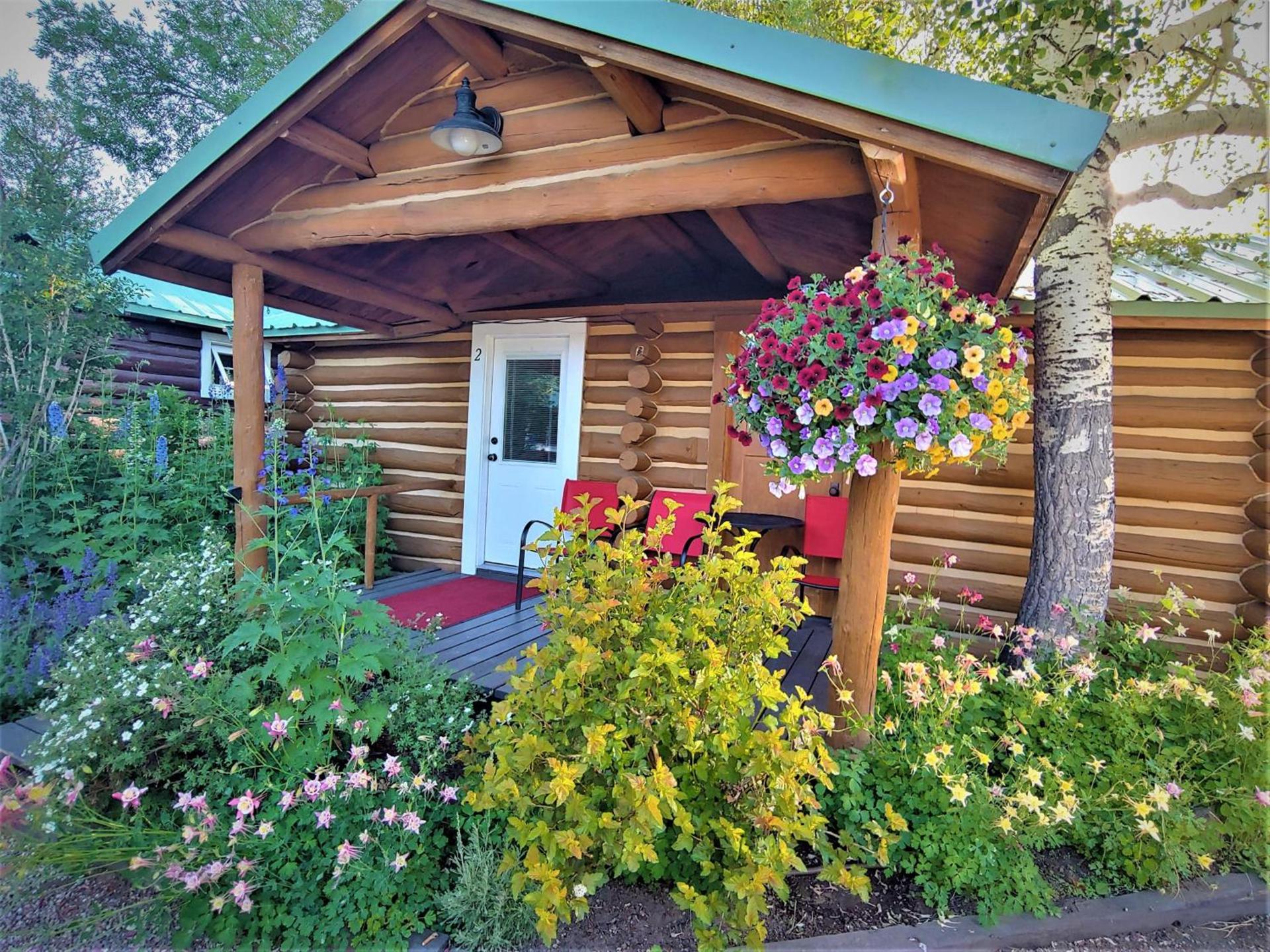 Log Cabin Motel photo 2
