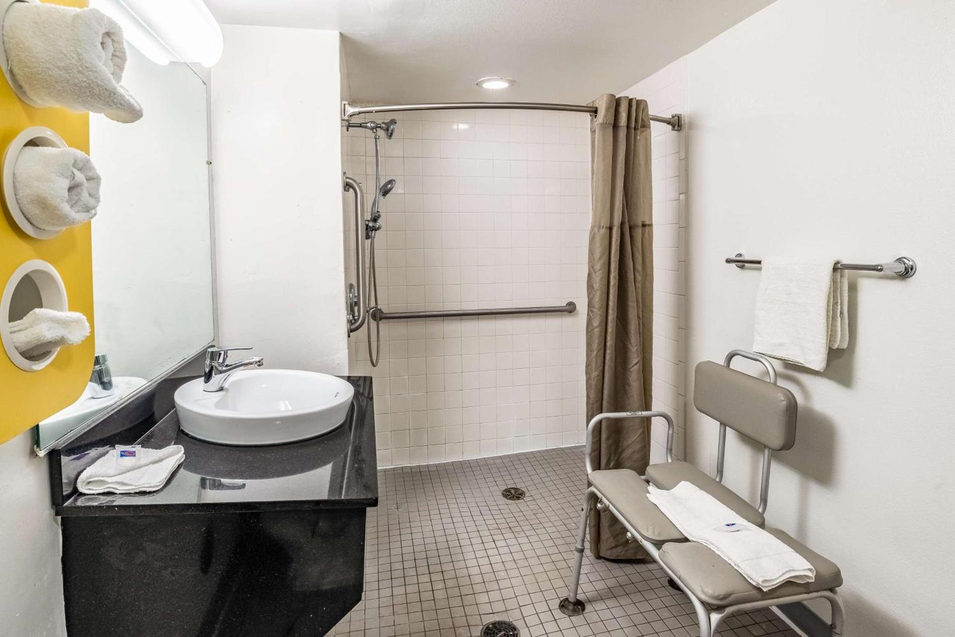 Motel 6-Joliet, IL - I-80 photo 13