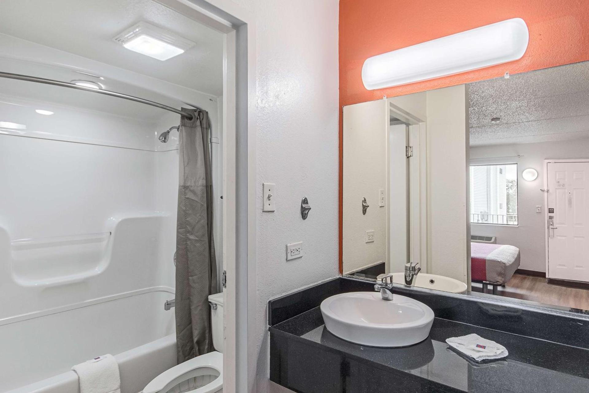 Motel 6-Joliet, IL - I-80 photo 15