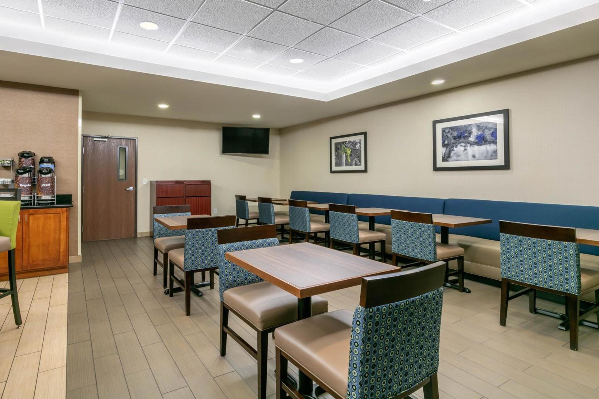 Comfort Inn & Suites Marion I-57 photo 26